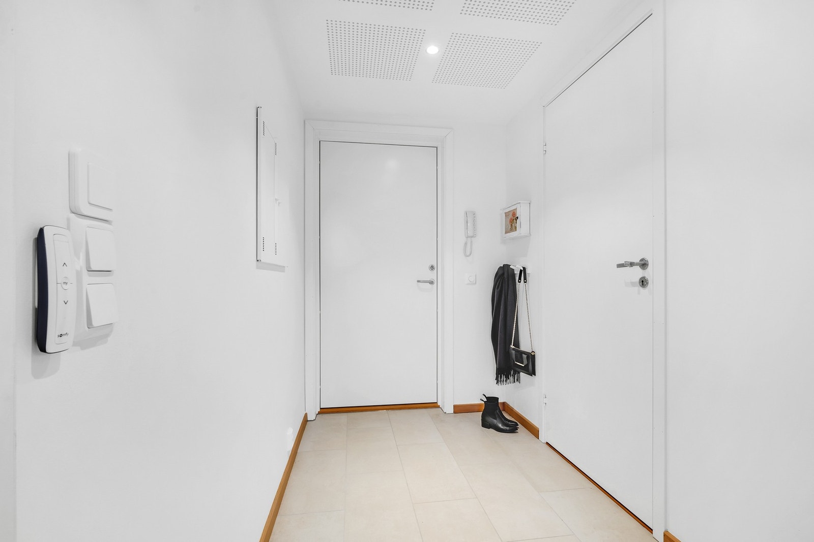 Trivelig gang/entré med enkel tilgang til våtrom. Galleribilde