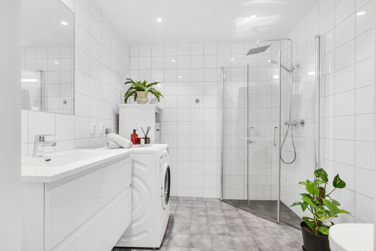 Flott flislagt bad på 5 kvm. Badet har elektriske varmekabler og plassbesparende innfellbare dusjdører. Galleribilde