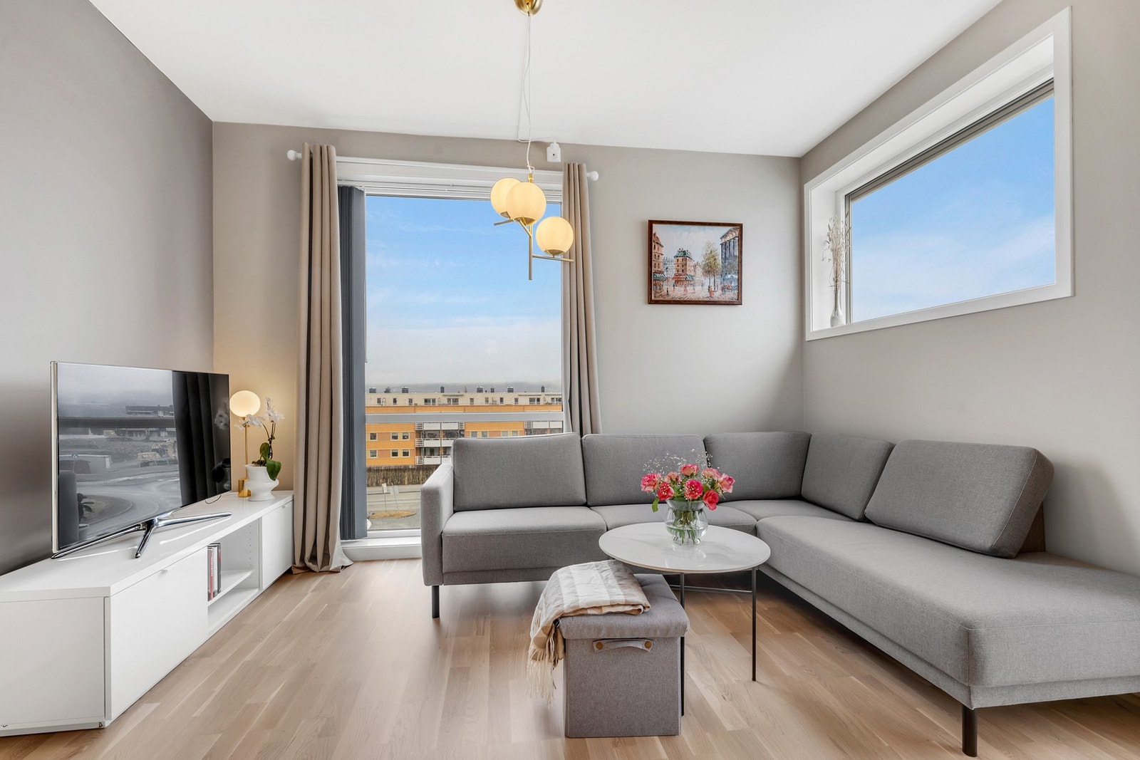 Leiligheten tar godt nytte av moderne fasiliteter som heis, balansert ventilasjon, fjernvarme og vannbåren varme. Galleribilde