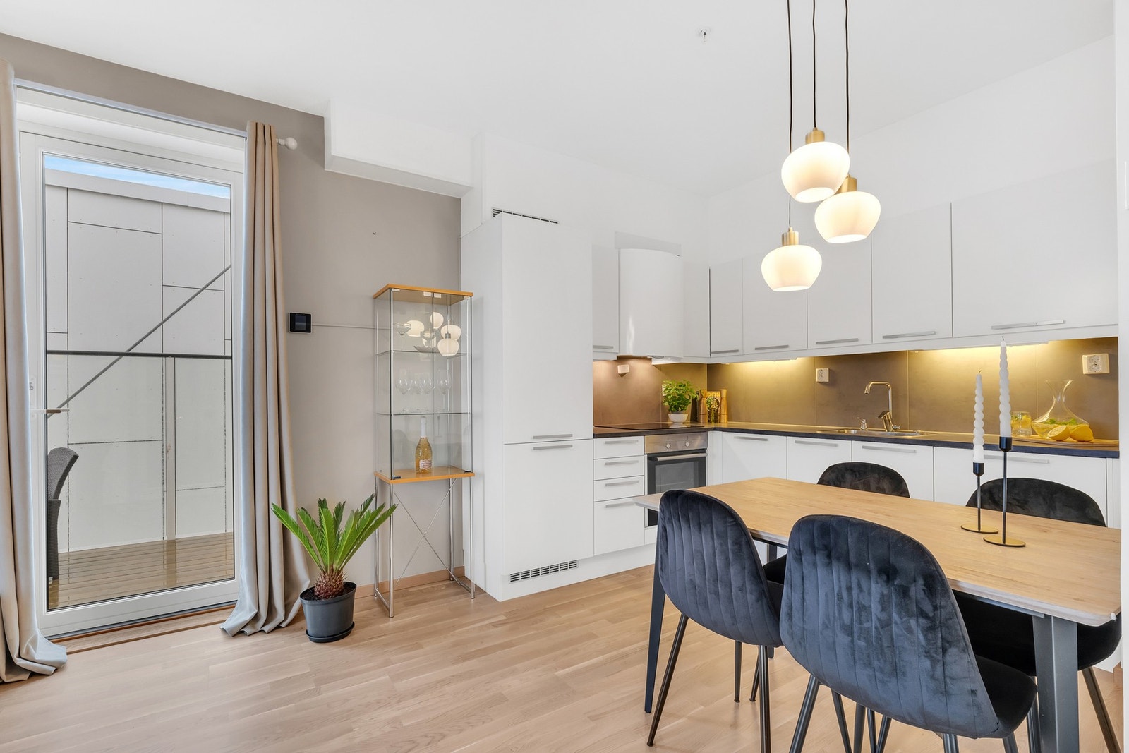 yst, moderne kjøkken med god med skap og benkeplass. Integrerte hvitevarer er det er kjøl/fryseskap, oppvaskmaskin, platetopp, stekeovn, vannstoppsystem og komfyrvakt. Galleribilde