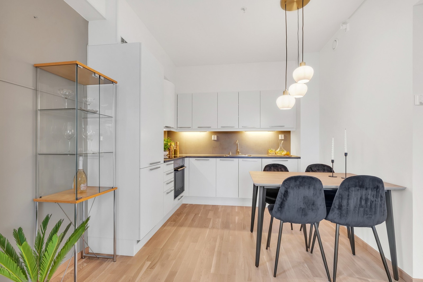 Lyst, moderne kjøkken med god med skap og benkeplass. Integrerte hvitevarer er det er kjøl/fryseskap, oppvaskmaskin, platetopp, stekeovn, vannstoppsystem og komfyrvakt. Galleribilde