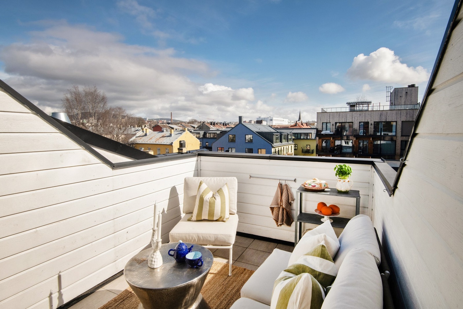 Romslig privat takterrasse med gode solforhold fra morgen til ettermiddag. Galleribilde