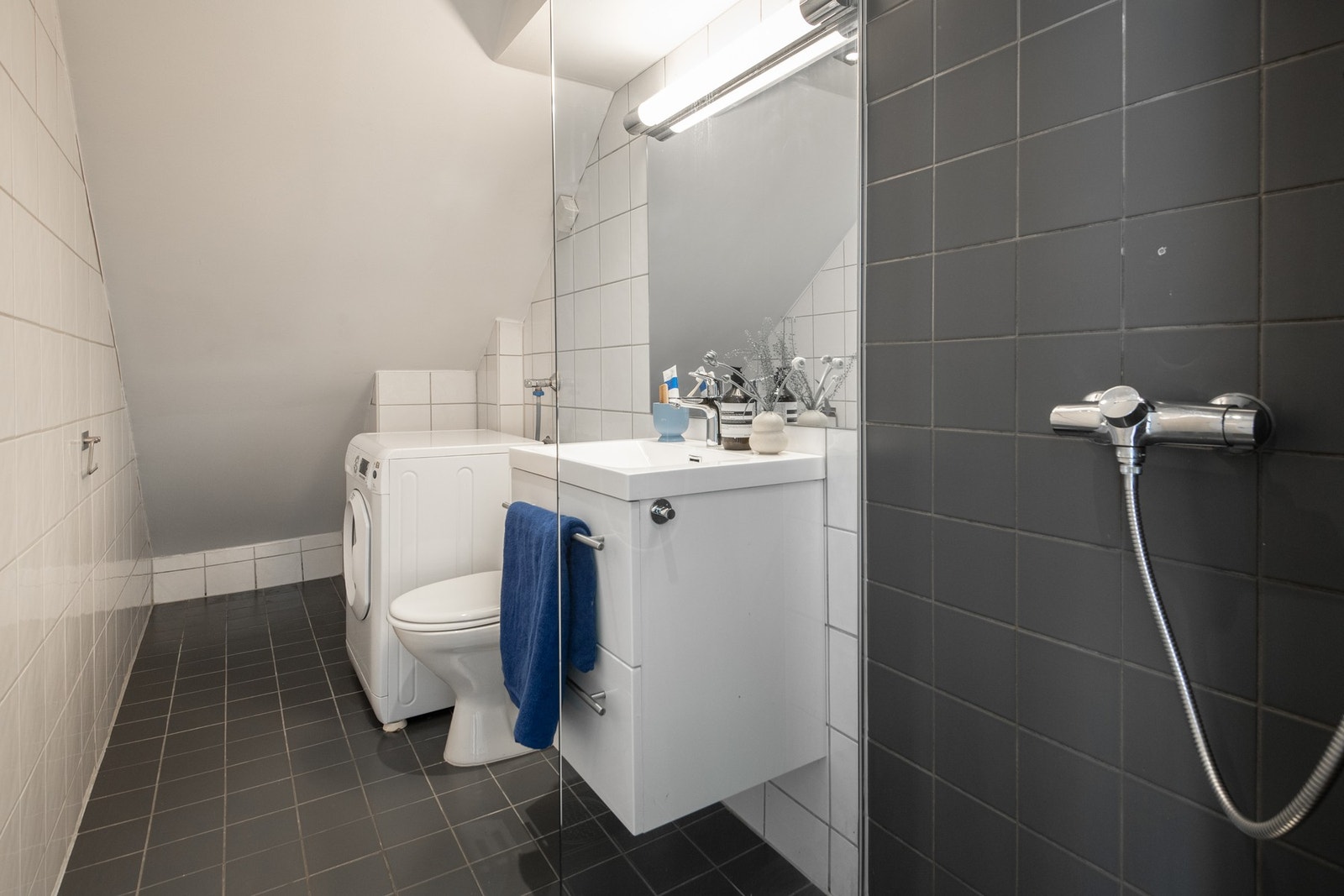 Badet er fra 2008 med opplegg til vaskemaskin. Galleribilde