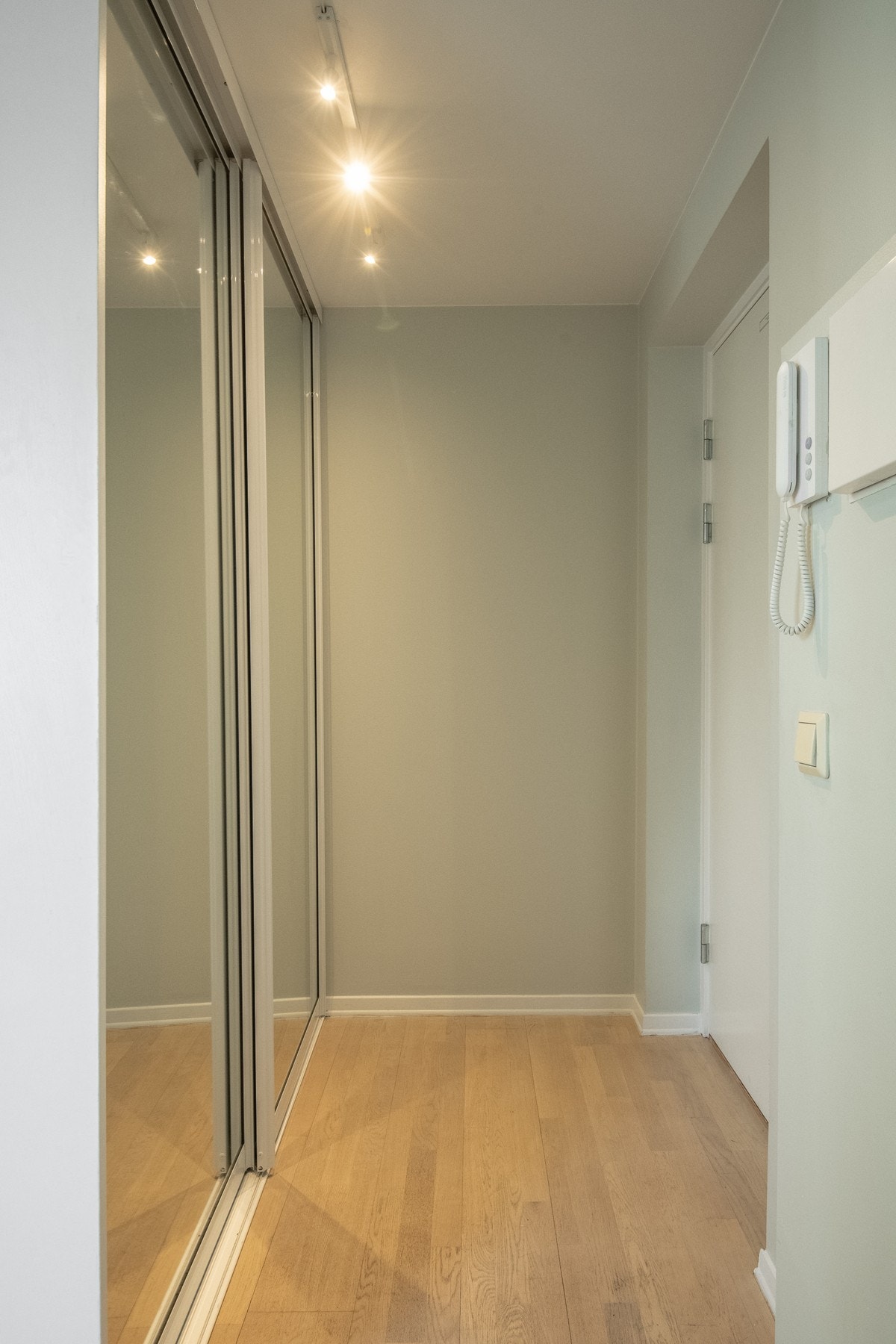 I gangen er det satt opp en skyvedørsgarderobe - perfekt til oppbevaring av yttertøy og sko. Galleribilde