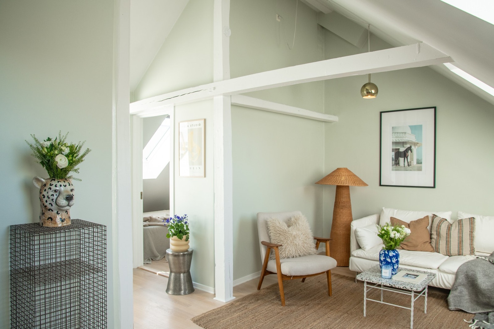 Leiligheten har et moderne utrykk som sammen med den generøse takhøyden og de originale takbjelkene bidrar til en unik bolig. Galleribilde