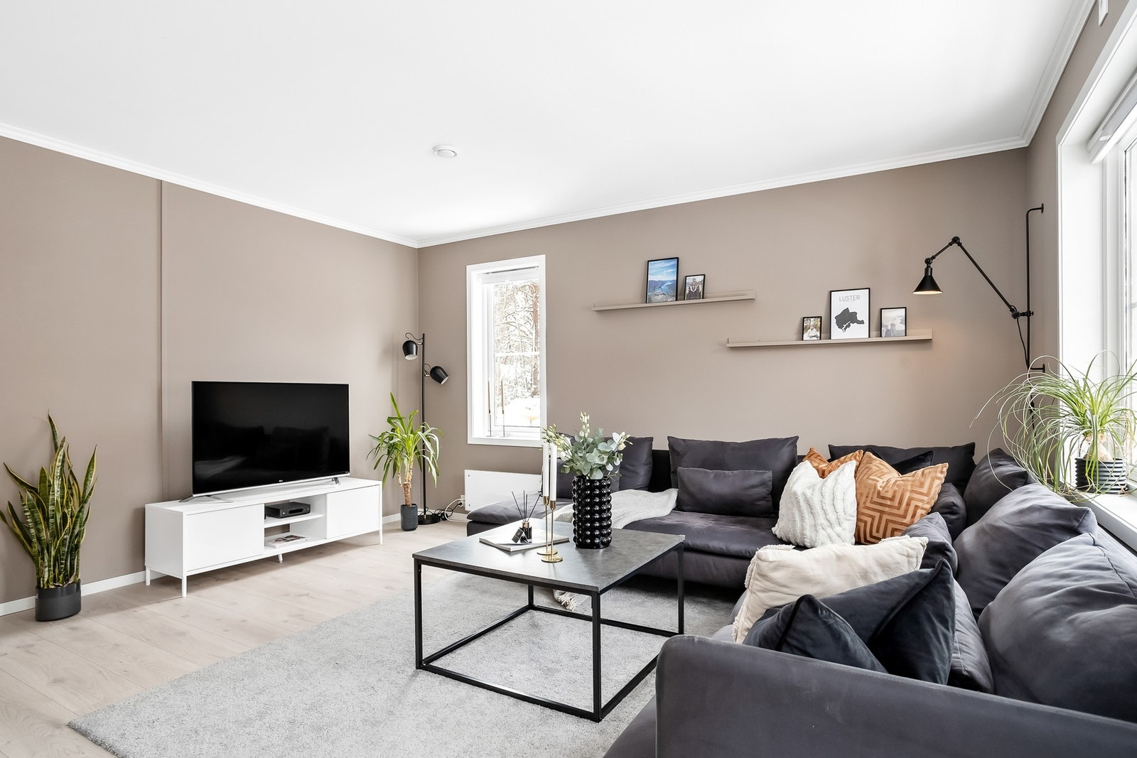 Overflater består av laminat på gulv, malte slette plater på vegger og i innvendige tak. laminatgulv fra 2017. Galleribilde