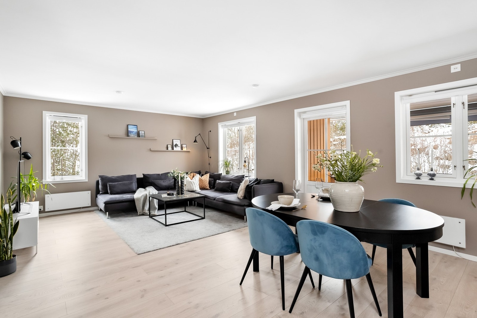 Fra den stuen er det utgang til delvis overbygget balkong på ca 8 m2. Galleribilde