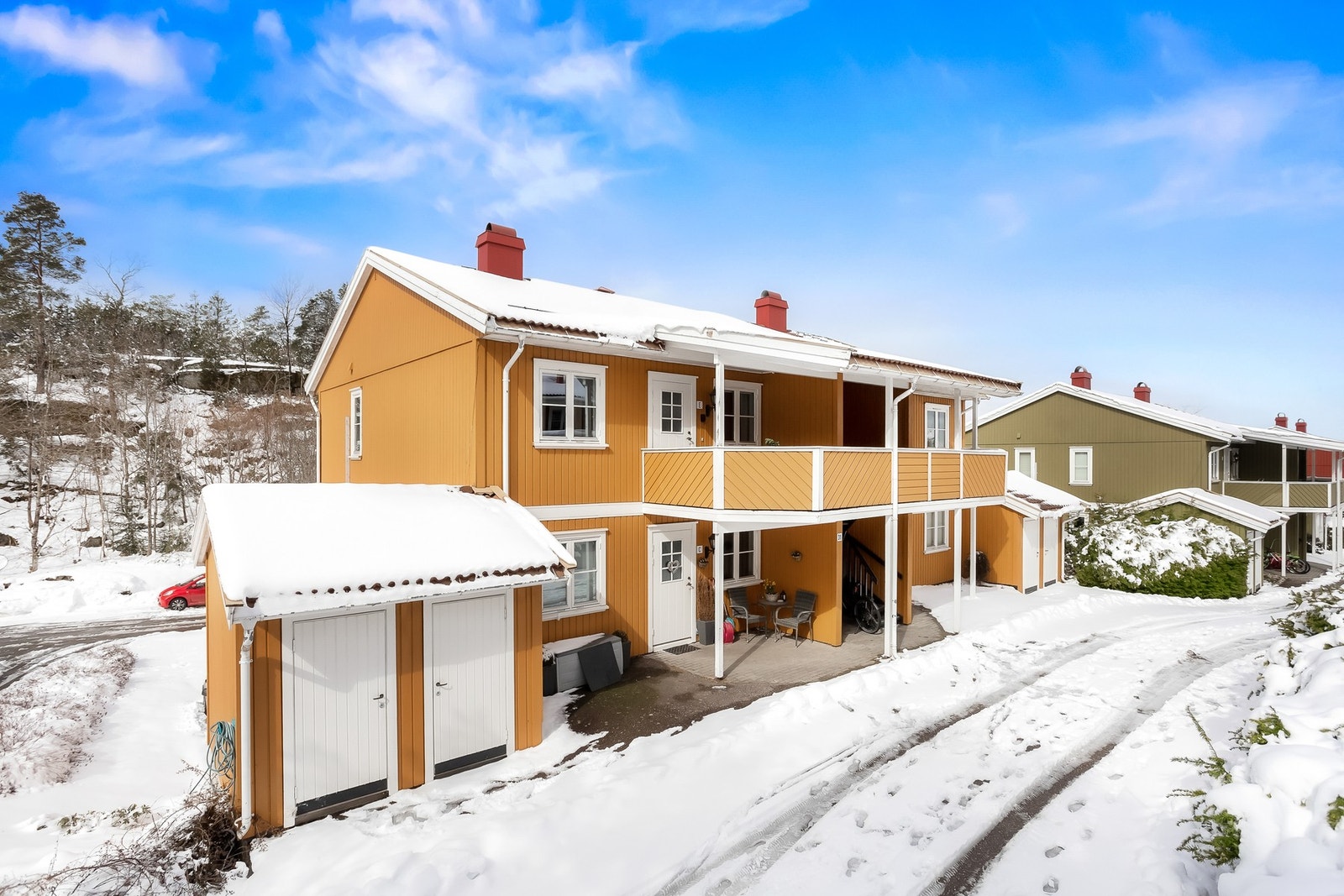 Nærområdet kan by på et rikt utvalg av fritidsaktiviteter for alle aldre med flere idrettsanlegg, lekeplasser, friluftsområder, bademuligheter, m.m. Knarberg og Arås båthavn ligger like i nærheten. Galleribilde