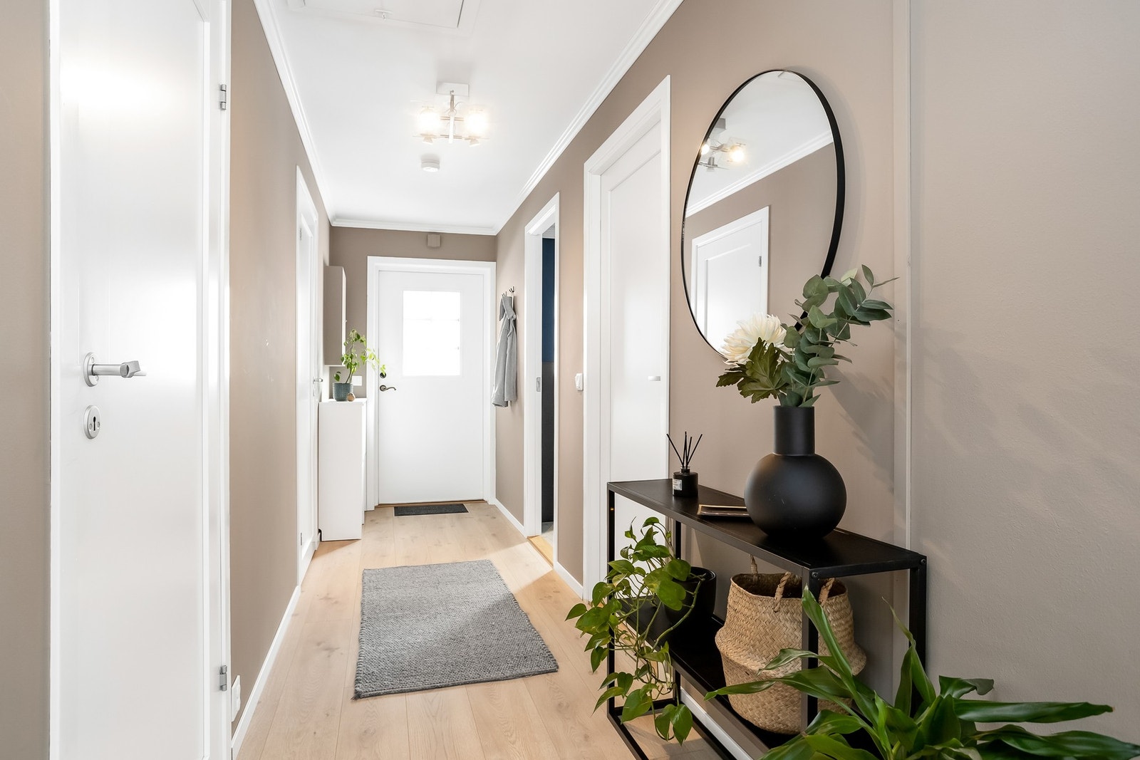 Du kommer inn til en lys og romslig entré som gir deg en god romfølelse. Galleribilde