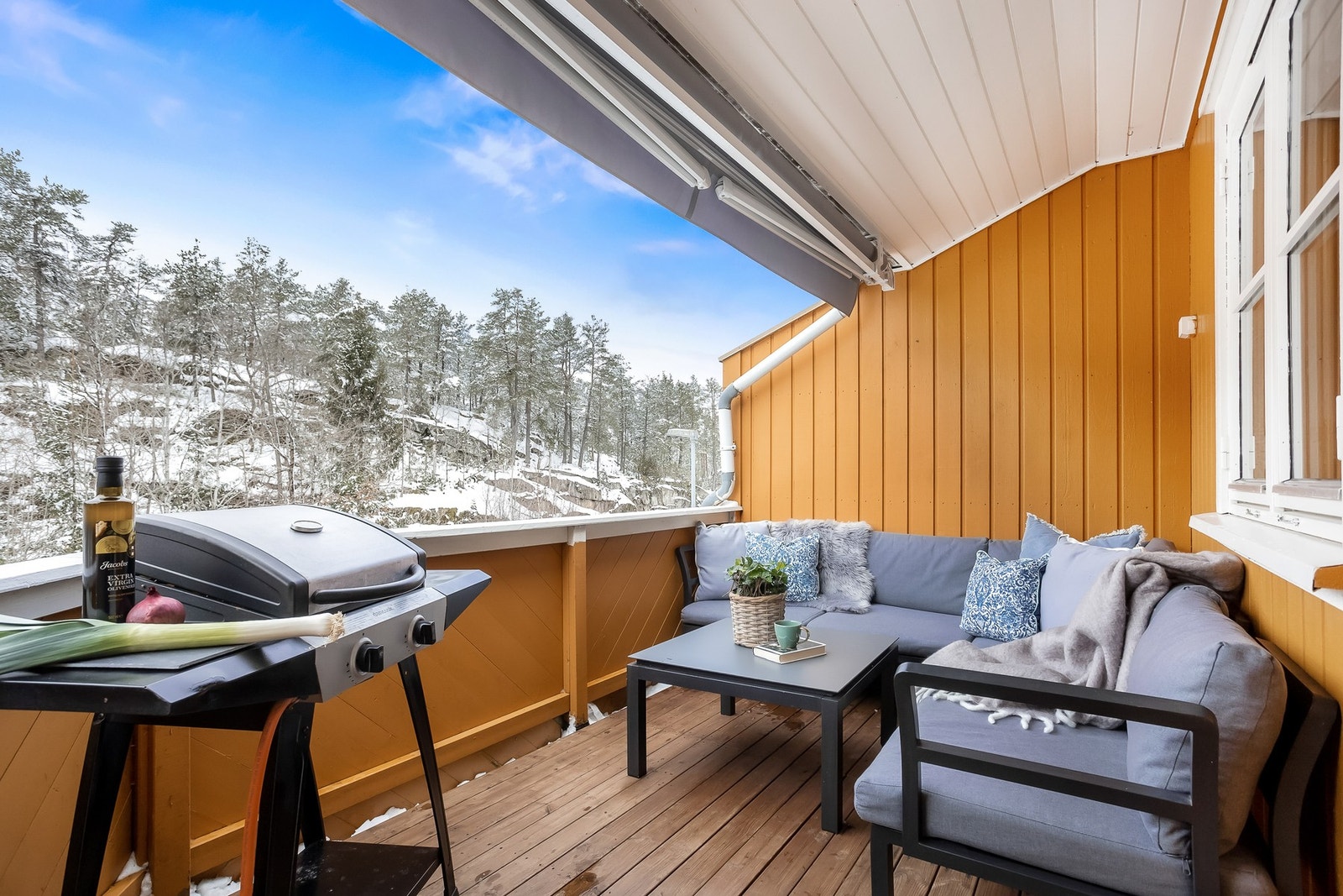 Balkongen blir en naturlig del av boligen hele sommerhalvåret. Galleribilde