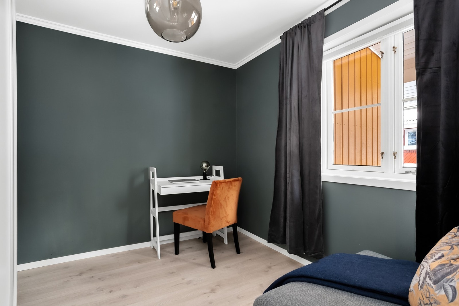 Soverom 2 malt i moderne og tidsriktig farge Galleribilde