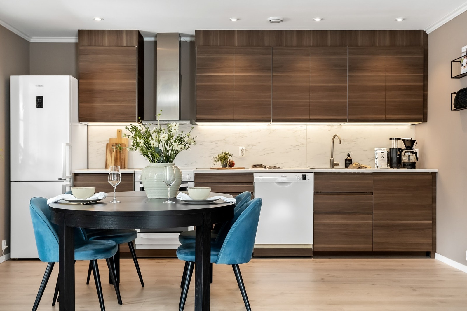 Kjøkkenet har en stilren og moderne innredning. Galleribilde