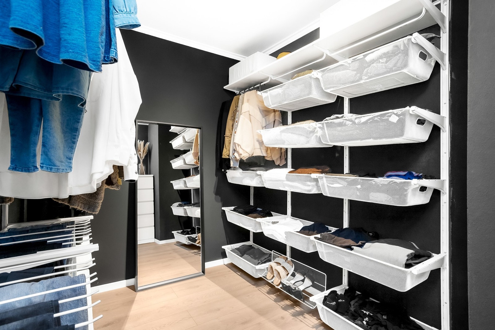 Leiligheten har en praktisk bodløsning hvor boden er innredet som walk-in closet. Galleribilde