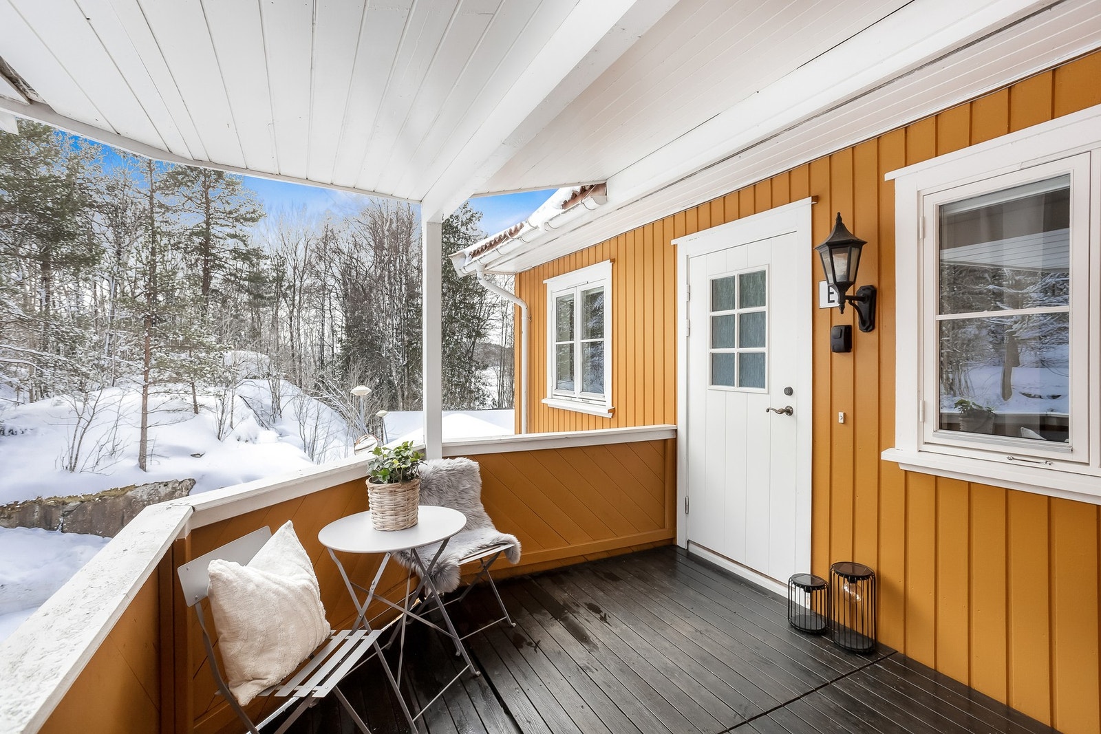 Koselig overbygget inngangsparti. Galleribilde