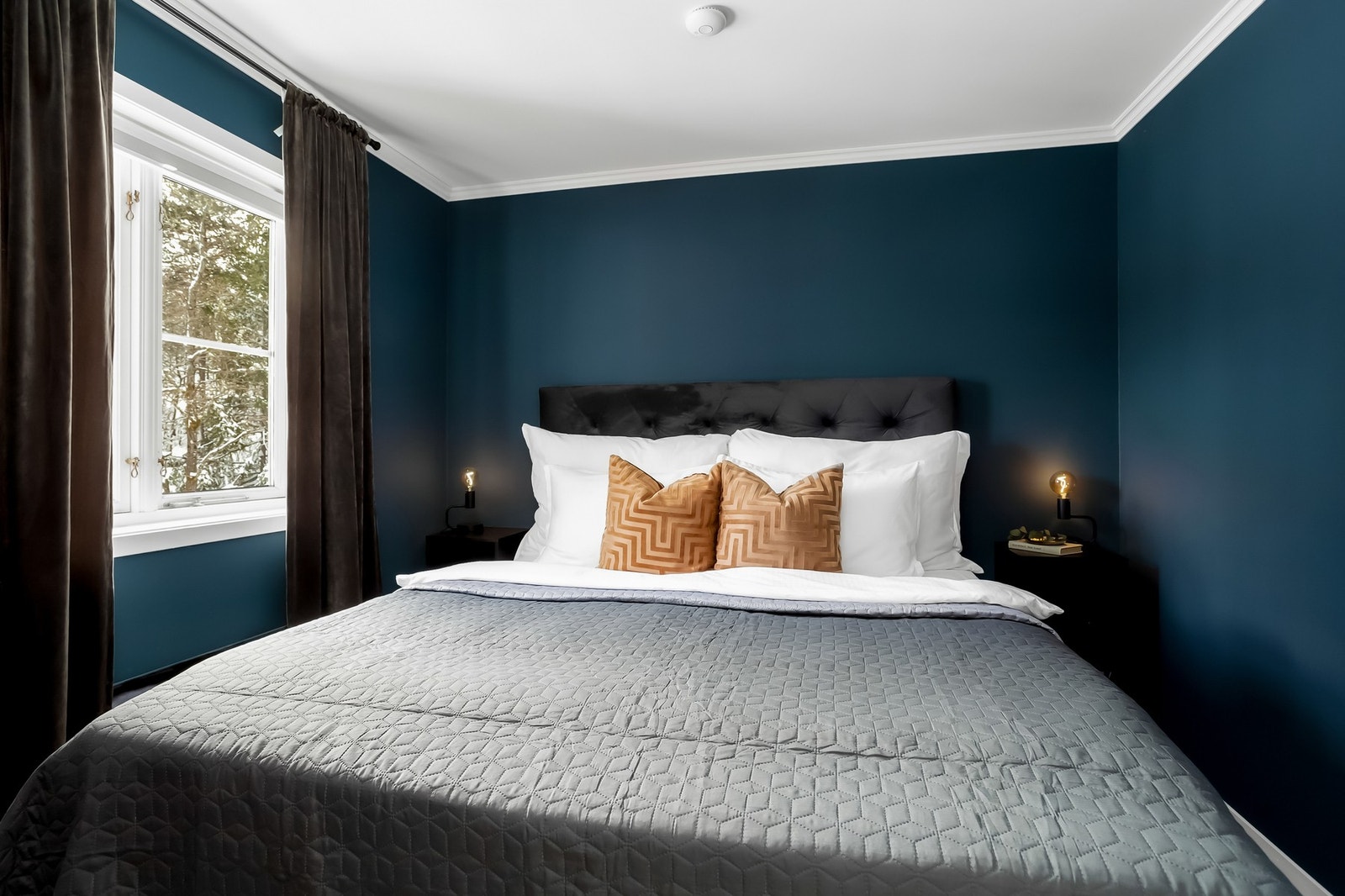 Den stilrene leiligheten har to soverom. Hovedsoverommet har god plass til dobbeltseng. Galleribilde