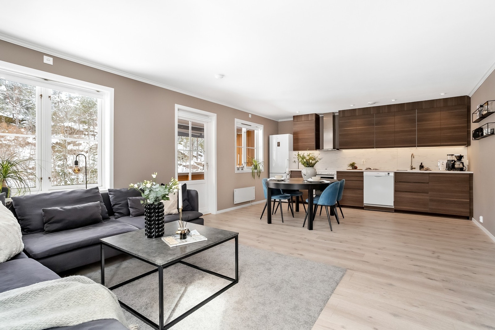 Leiligheten har en god og arealeffektiv planløsning. Stuen er stor og fin med en sosial dynamikk med god plass til spisestue og sofaløsning med tilhørende møblement. Galleribilde