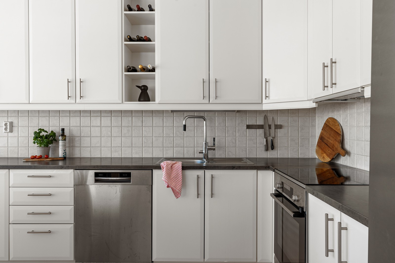 Kjøkkenet har plass til alt man trenger av hvitevarer som stekeovn, platetopp, oppvaskmaskin og kjøl/frys.
