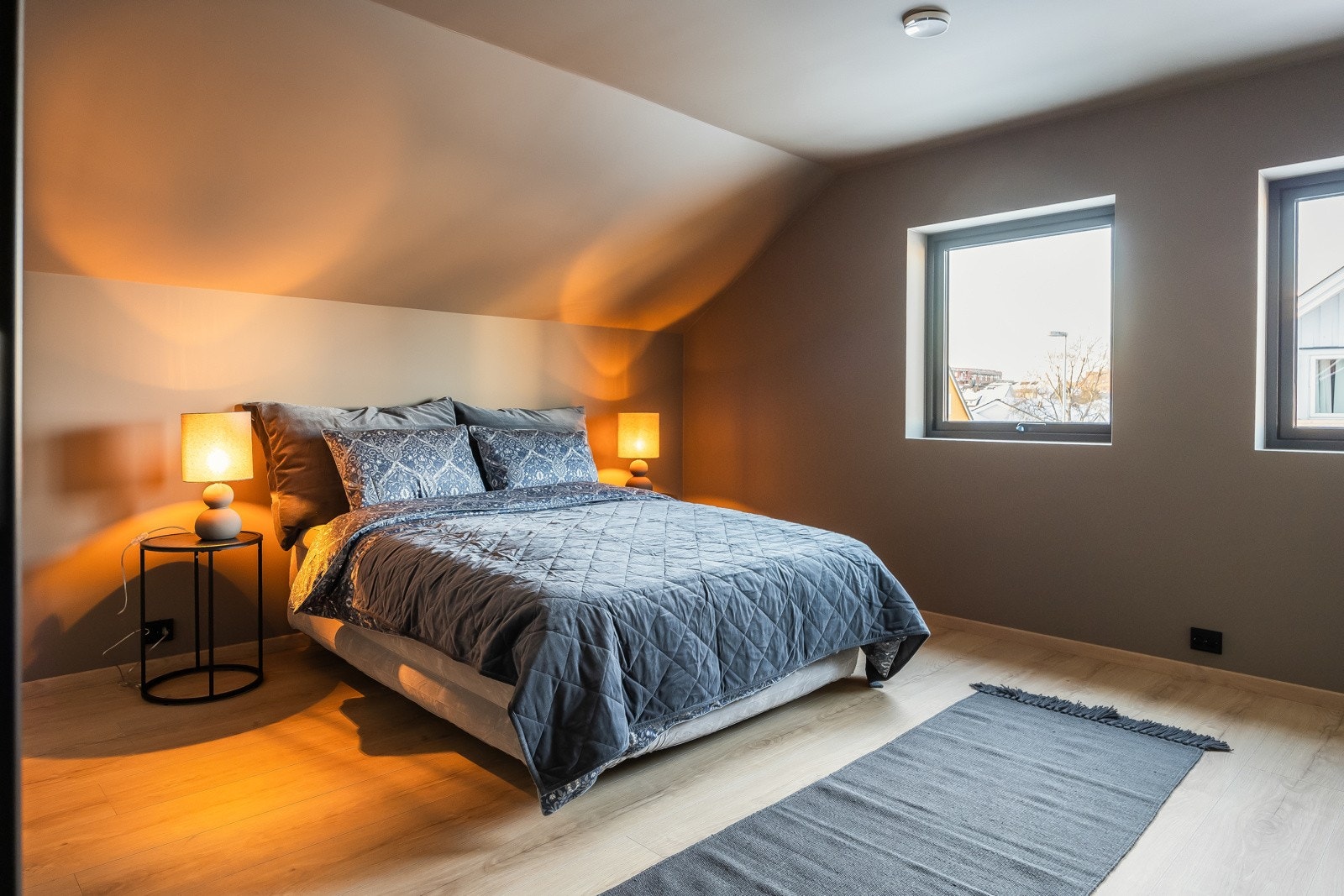 Alle de 3 soverommene er utformet med moderne fargevalg som gir en harmonisk og innbydende atmosfære Galleribilde