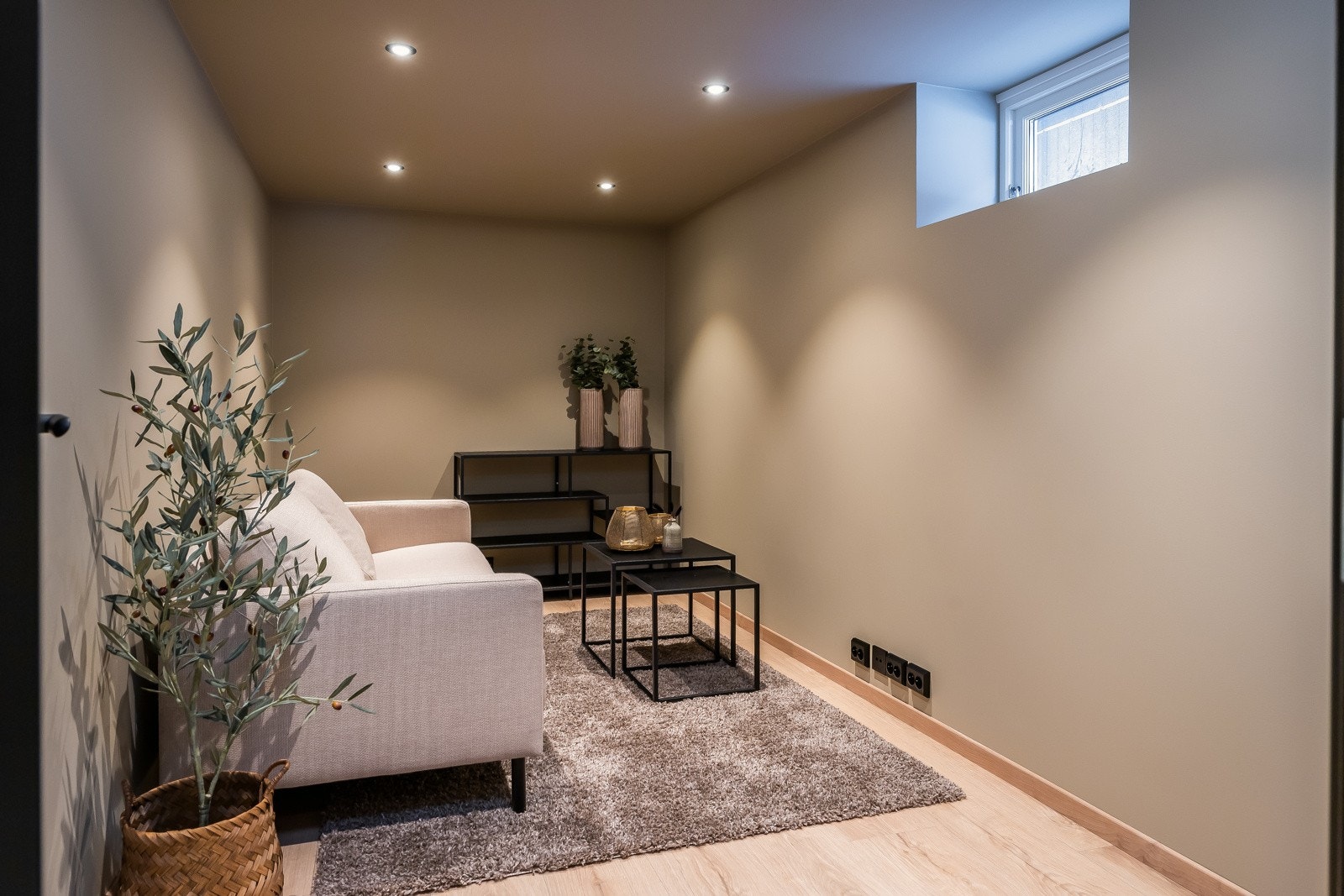 Med et romslig hobbyrom i kjelleren gir boligen deg fleksibilitet til å tilpasse bruken etter dine behov. Enten det er et lekerom, hjemmekontor, treningsområde, eller kjellerstue slik det nå er innredet Galleribilde