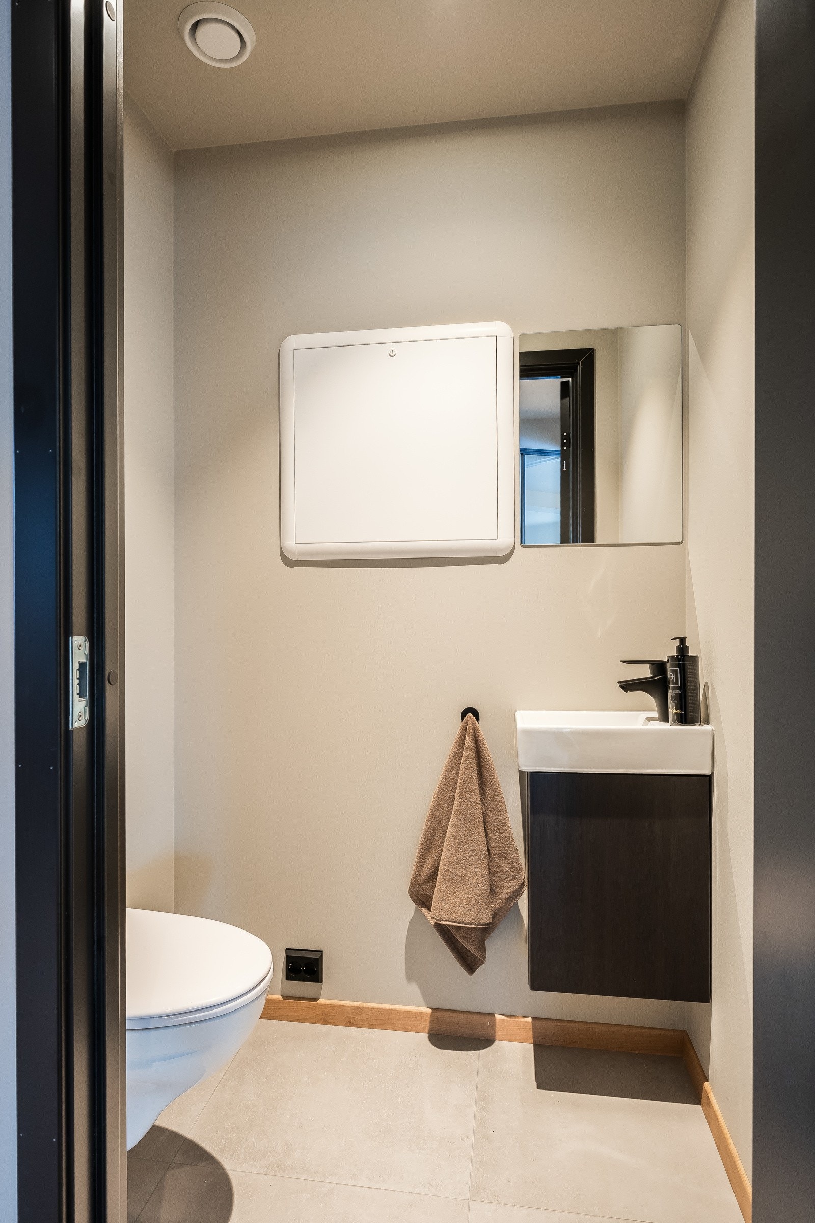 Komforten er prioritert i eiendommen med toalettfasiliteter tilgjengelig i alle etasjer, noe som legger til bekvemmeligheten i din daglige rutine. Det er derfor etablert et toalettrom målt til 1,4 kvm i entrèen Galleribilde