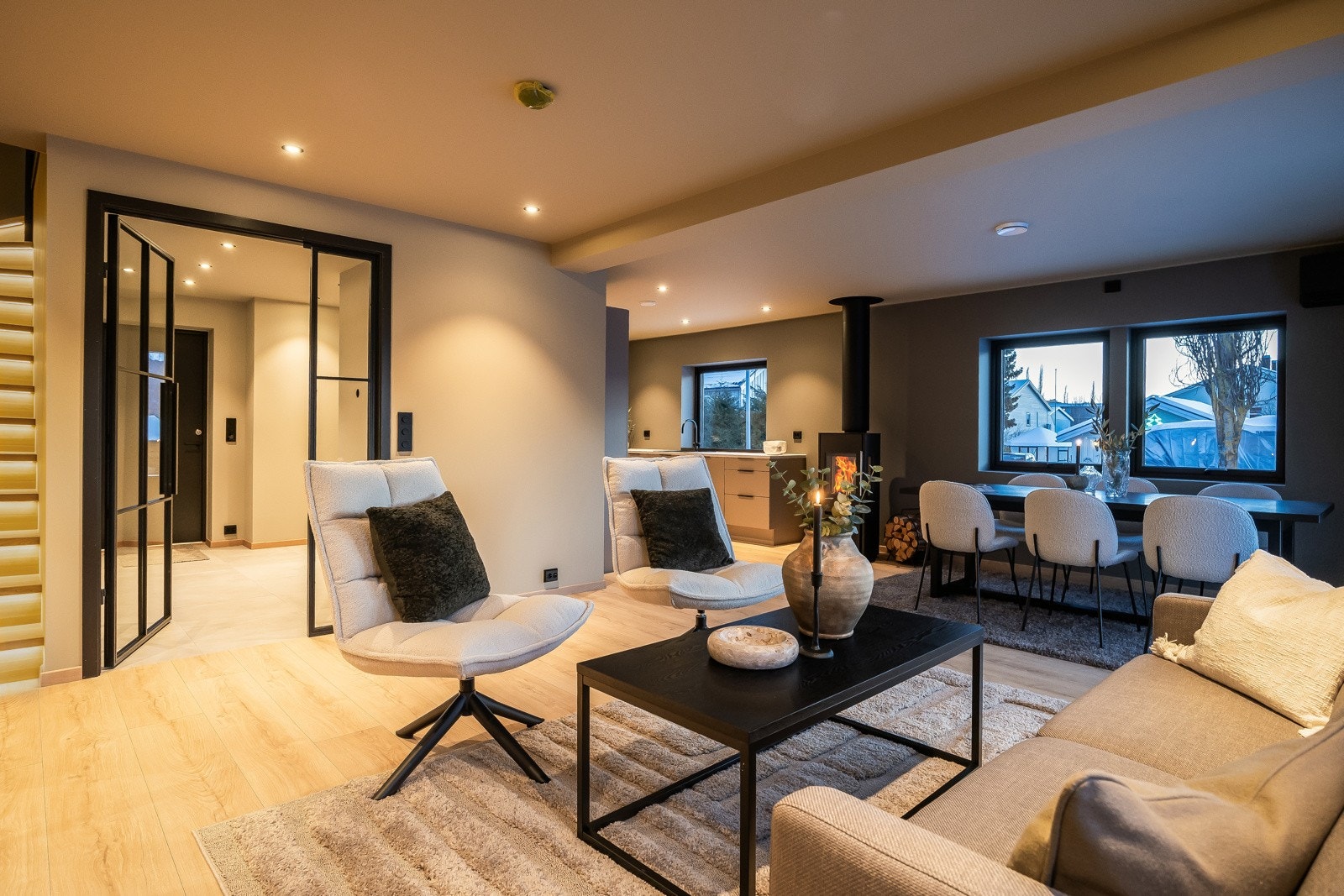 PrivatMegleren v/ Marius Kristoffersen har gleden av å presentere Øverlands gate 19A - en strålende enebolig som kombinerer moderne komfort og smakfullt design. Galleribilde