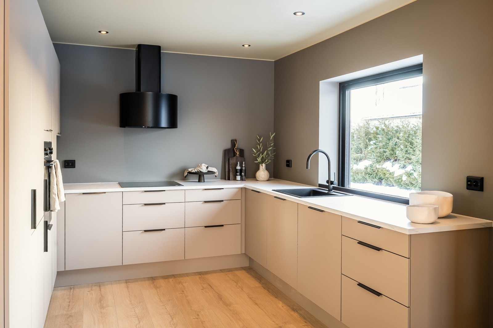 Med påkostede integrerte hvitevarer, platetopp med ventilator, svarte detaljer og en sømløs design, gir dette kjøkkenet deg en inspirerende plass for matlaging og en fin plass for å være sosiale sammen Galleribilde