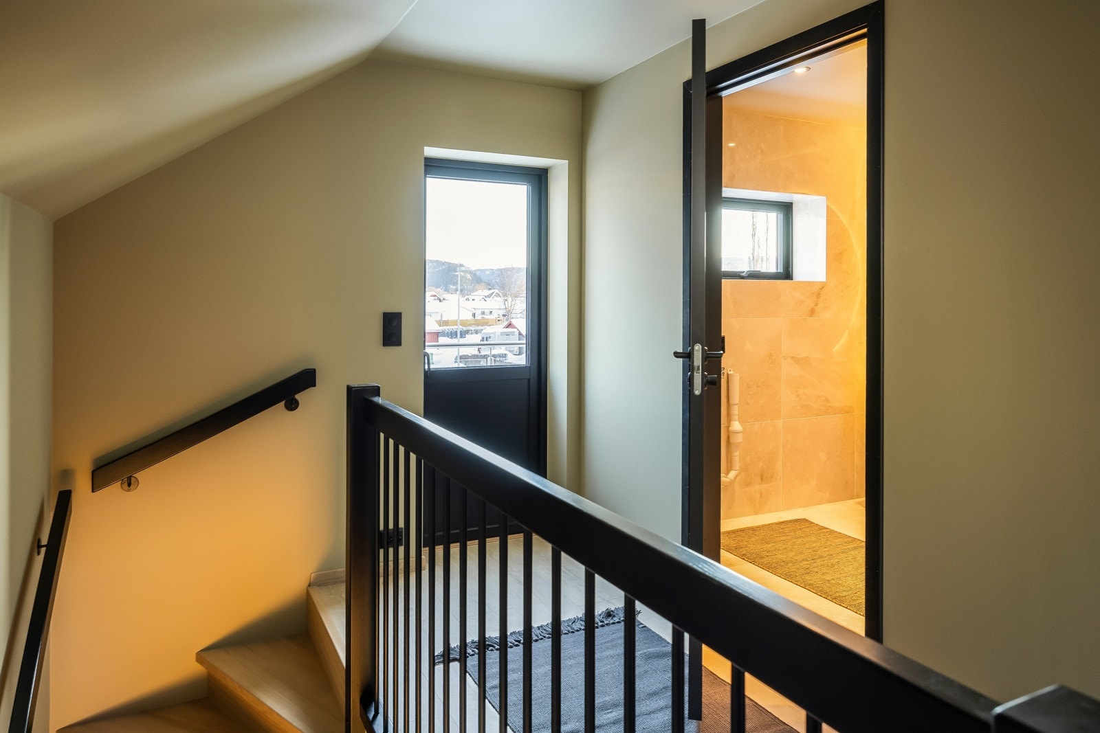 Soverommene ligger i praktisk tilknytning med bad i samme etasje, samt balkong Galleribilde