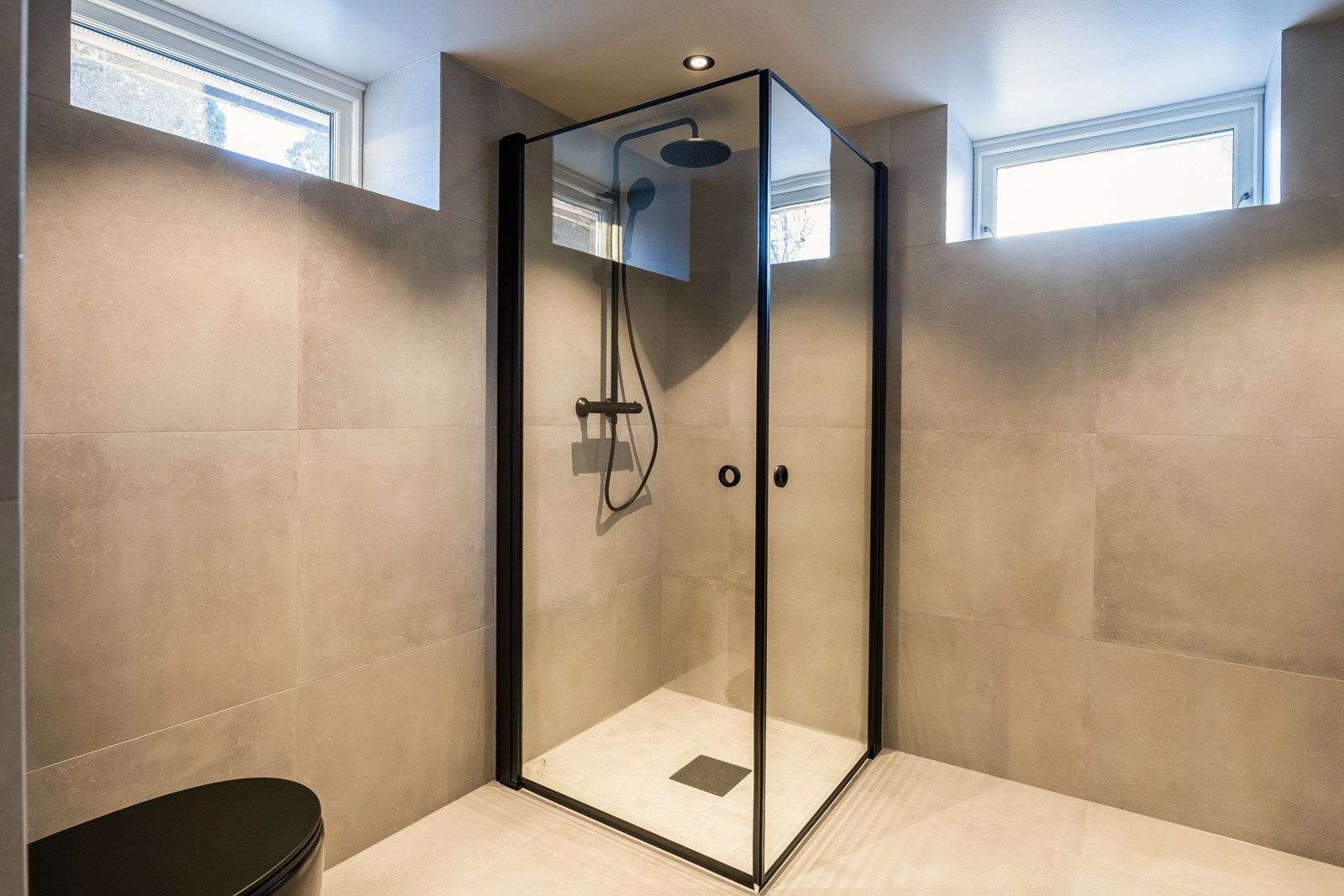 Med moderne fliser på gulvet og behagelig gulvvarme, gir dette vaskerommet deg en praktisk plass for daglige gjøremål. Rommet måles til hele 7 kvm, har opplegg for vaskemaskin Galleribilde