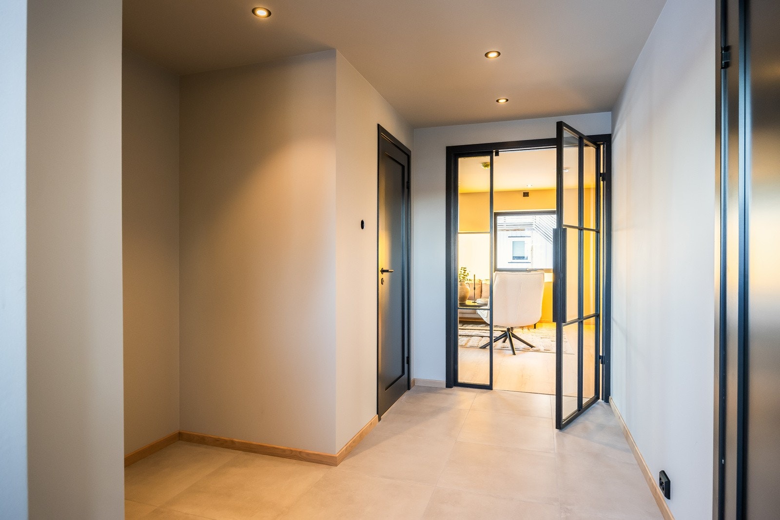 Delikat entrè med behagelig gulvvarme. Entrèen har rikelig med plass til etablering for oppbevaring av ytterklær og sko Galleribilde