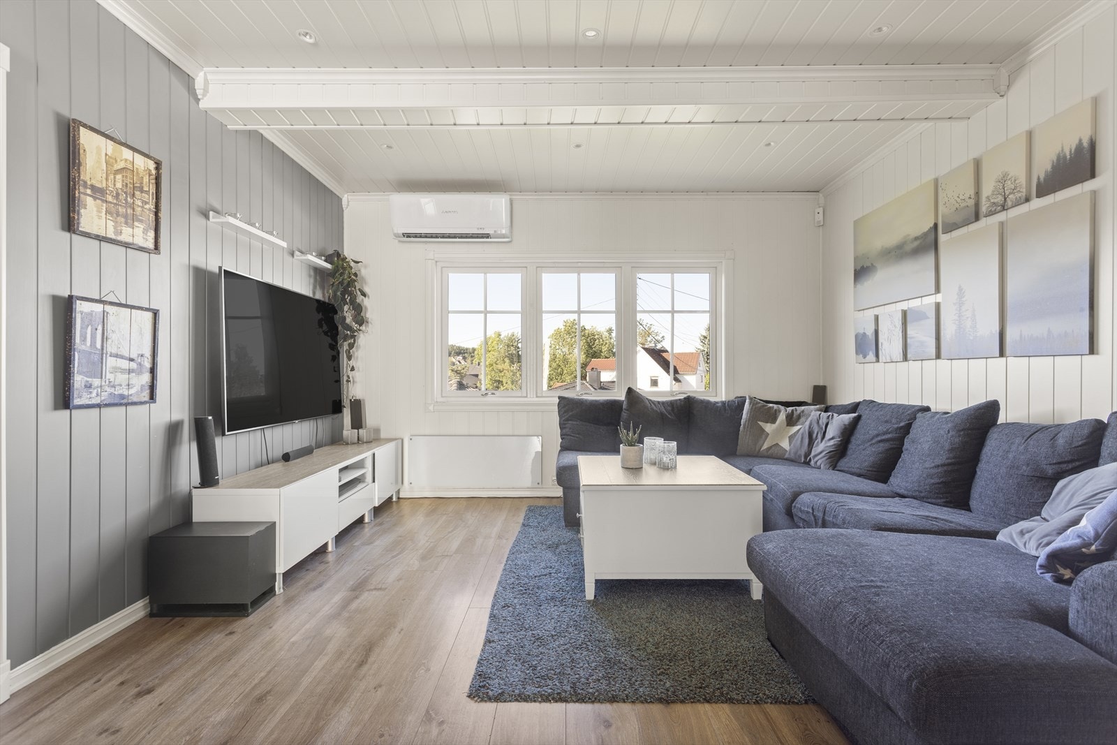 Her er det god plass til sofahjørne og mediemøblement, og det er montert varmepumpe. Galleribilde