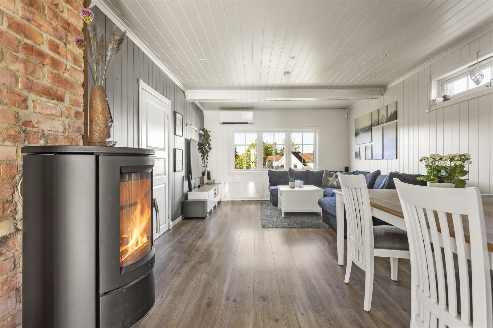 Stor og trivelig stue med store vindusflater som slipper inn rikelig med naturlig lys til rommet. Galleribilde
