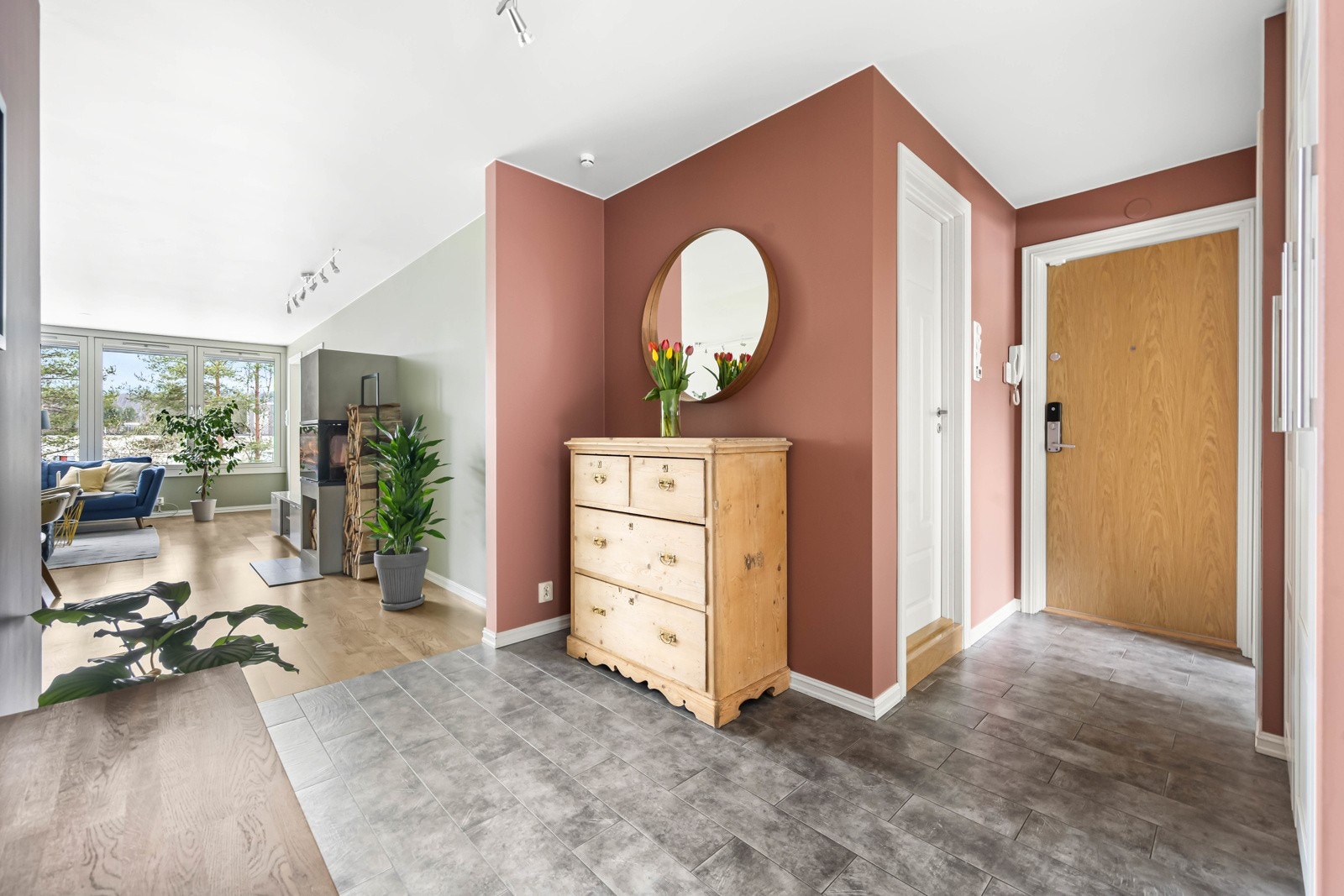 Her bor du fint til i gårdens toppetasje/4.etasje. Entréen er romslig og har fliser på gulv Galleribilde