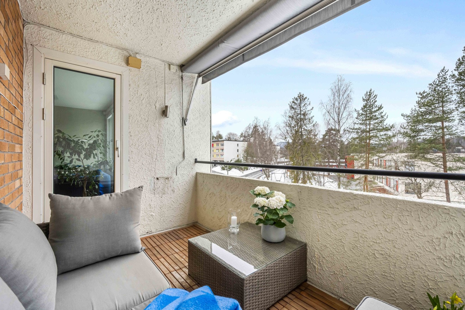 Her er det også markise som kan skygge for solen på de varmeste sommerdagene, samt utebelysning. Det er også montert varmelampe Galleribilde