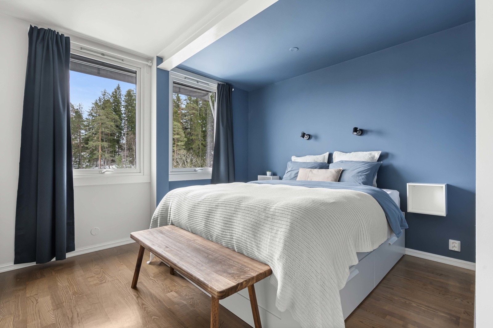 Boligen inneholder to fine og romslige soverom. Begge soverommene har plass til dobbeltseng og tilhørende møblement og er malt i pene farger Galleribilde