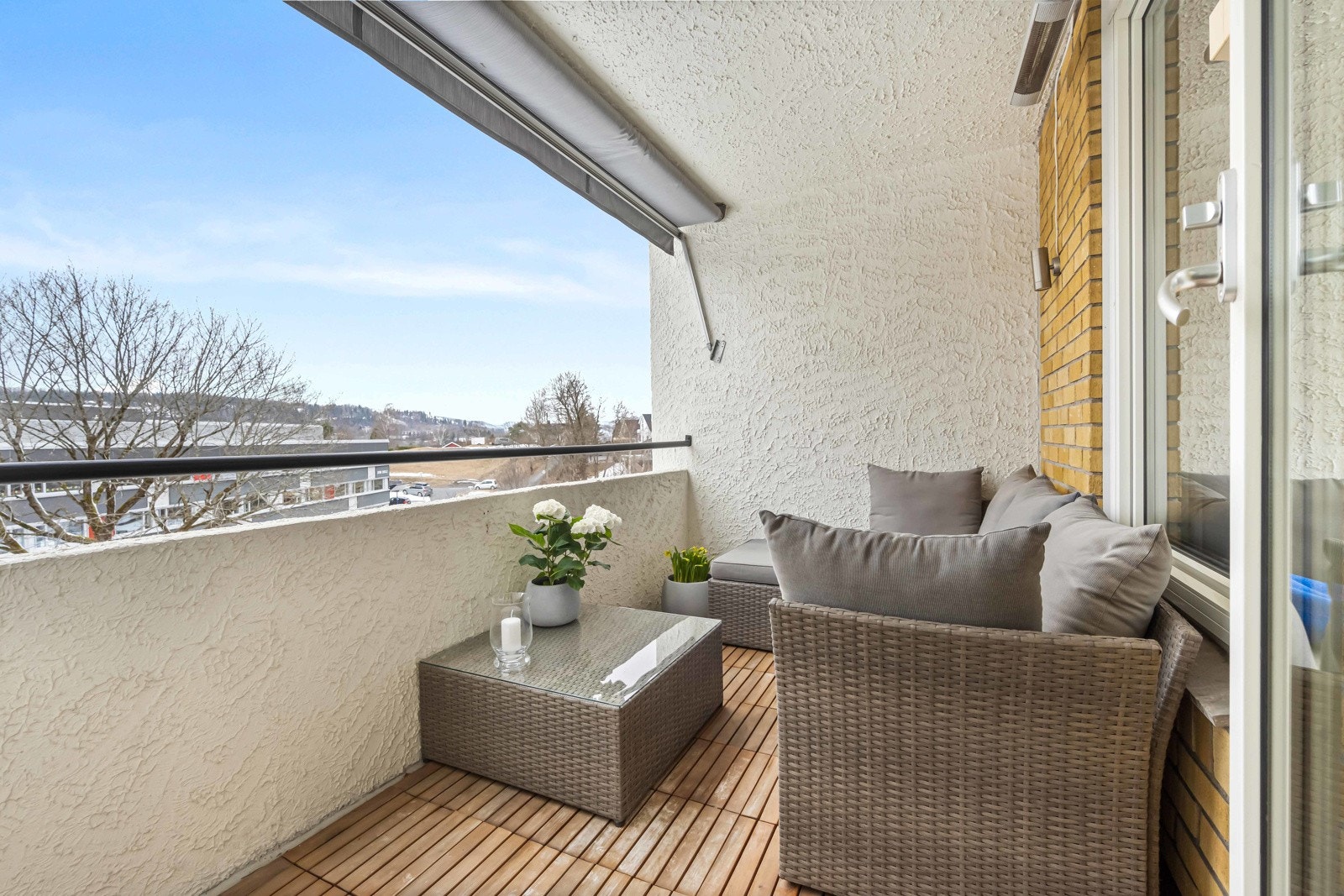 Fra stuen er det utgang til en koselig, usjenert og overbygd balkong på ca. 6 m2. Her ble det lagt nye treheller i 2014 og det er plass til lounge eller spisebord Galleribilde