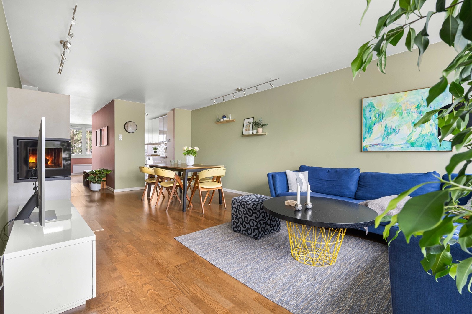 Stue og kjøkken er av åpen løsning og oppleves som et sosialt oppholdsrom Galleribilde