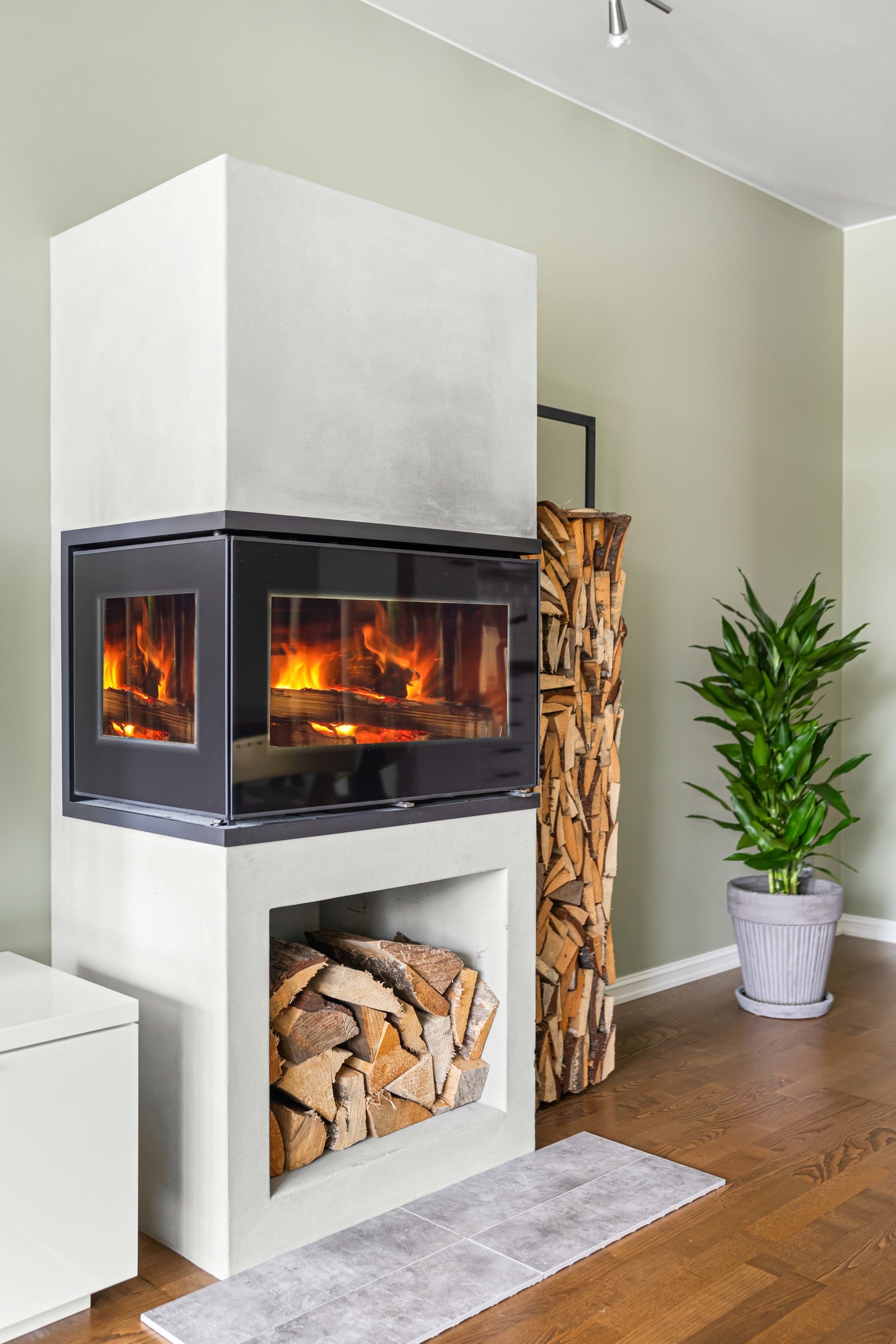 Sentralt i rommet er det også en flott peis som varmer godt på kaldere dager Galleribilde