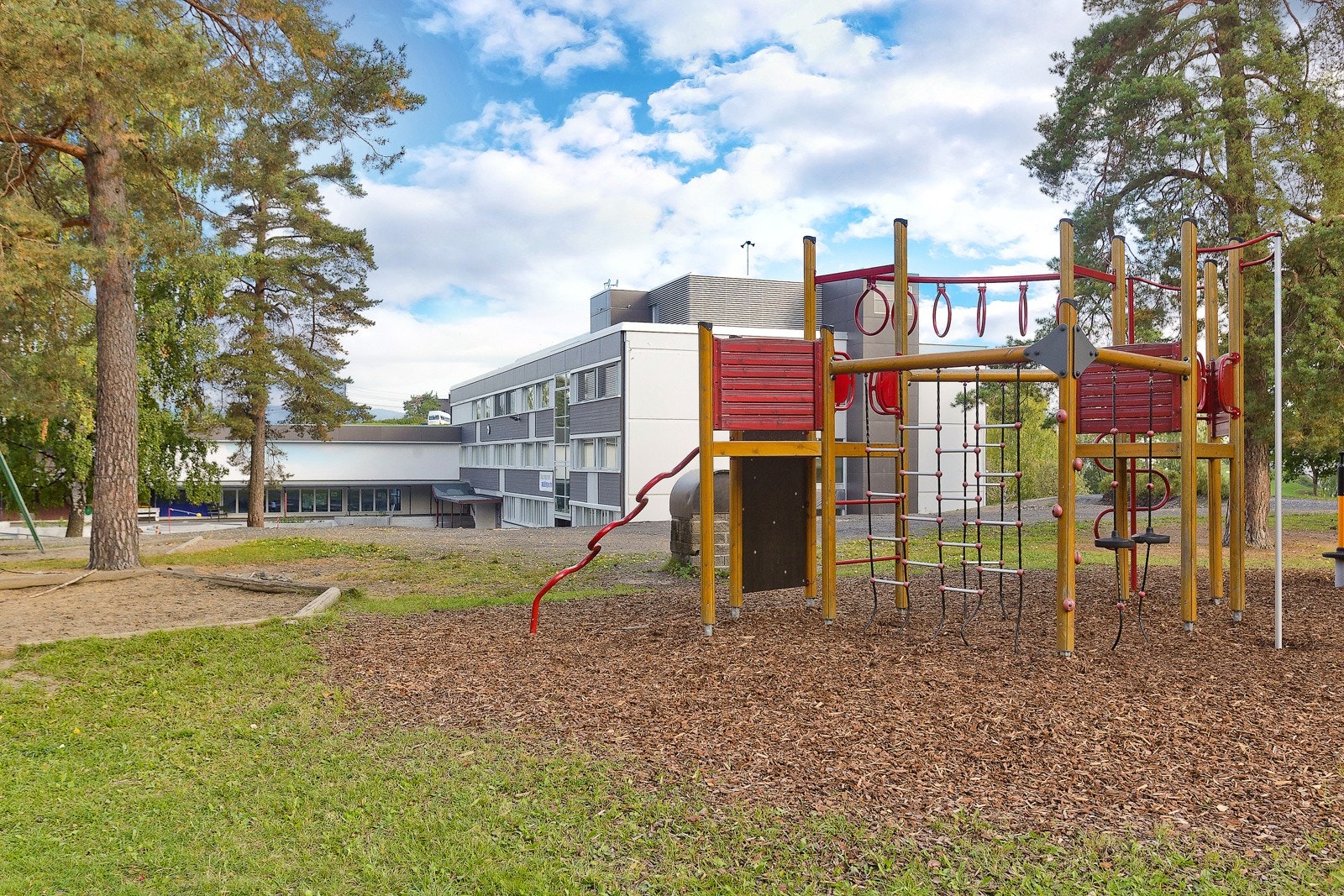 Jong skole og Jongskollen barnehage ligger rett i nærheten Galleribilde