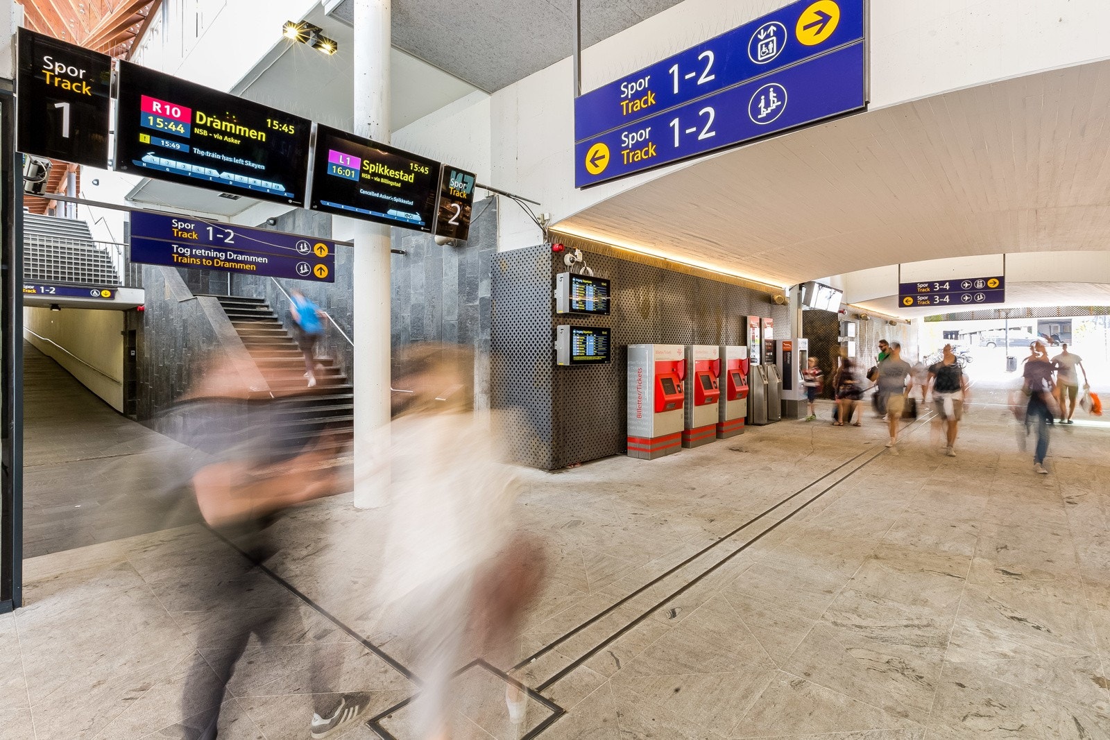 Sandvika stasjon er et knutepunkt for offentlig kommunikasjon, og det er enda kortere vei til toget på Slependen Galleribilde