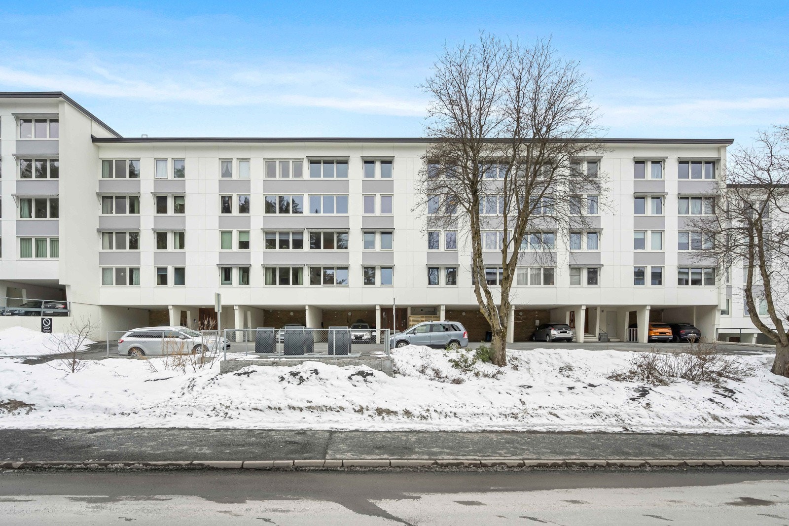 Fellesarealet er opparbeidet med asfalterte adkomstveier, gangveier og pent beplantet med grøntarealer Galleribilde