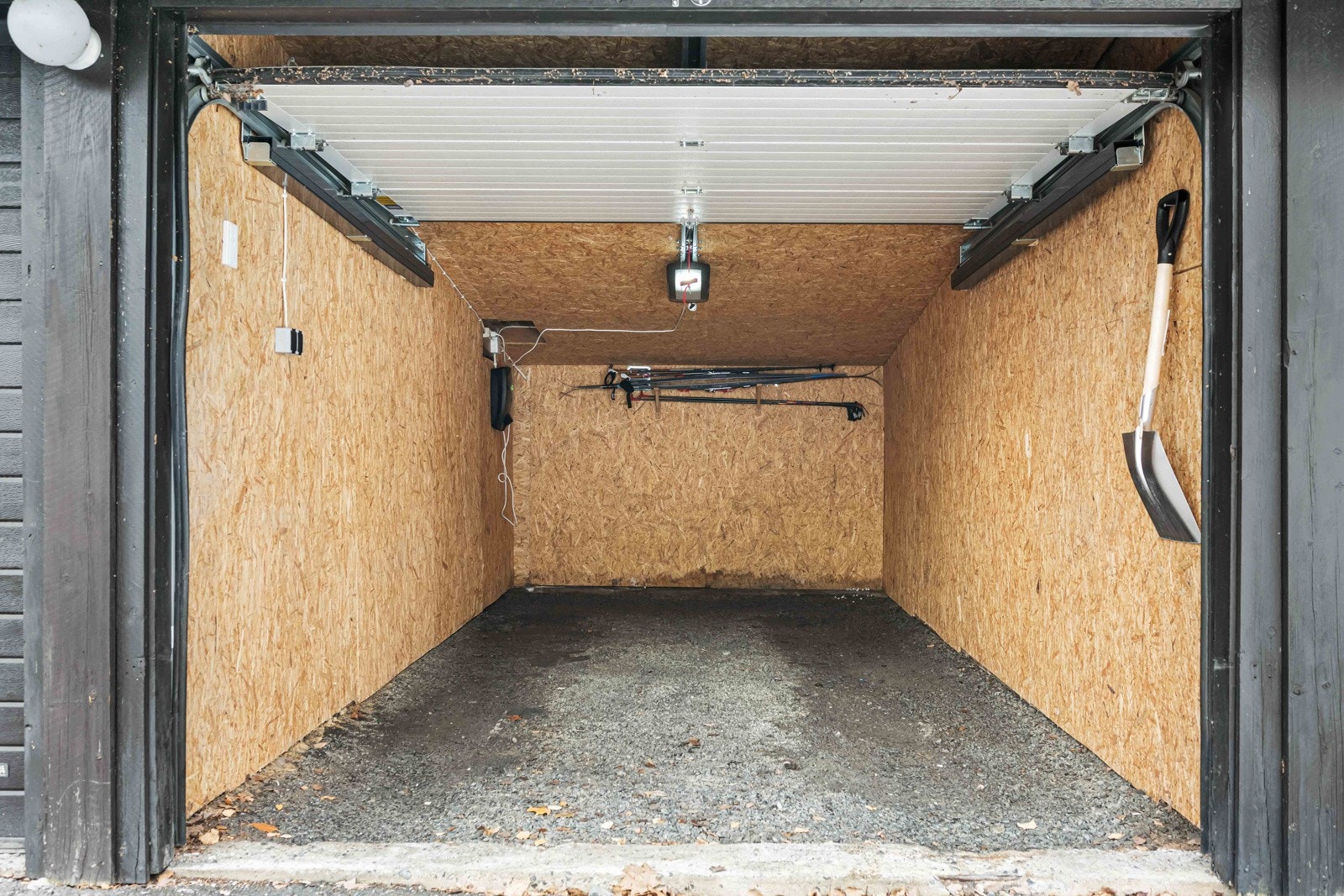 Det medfølger en garasjeplass med elbil lader. Det er flere gjesteparkeringsplasser i sameiet Galleribilde