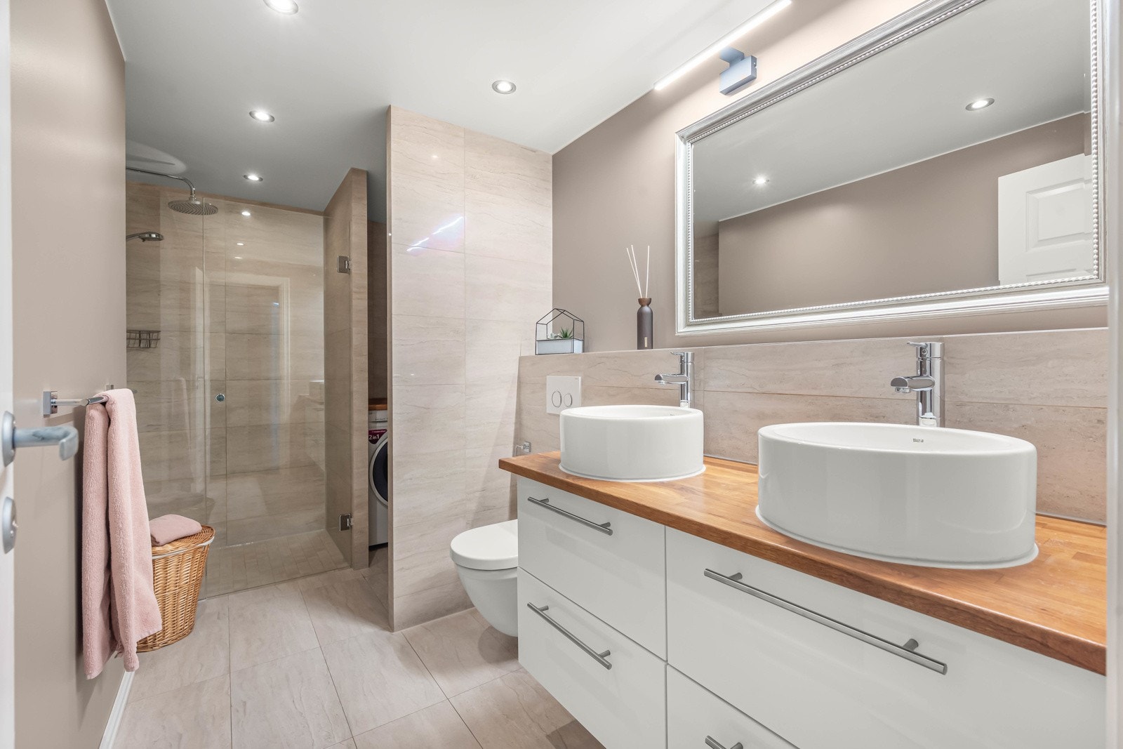 Videre inneholder boligen et pent baderom av god størrelse pusset opp i 2013 (dokumentasjon foreligger). Badet har varmekabler i gulv og downlights i himling Galleribilde