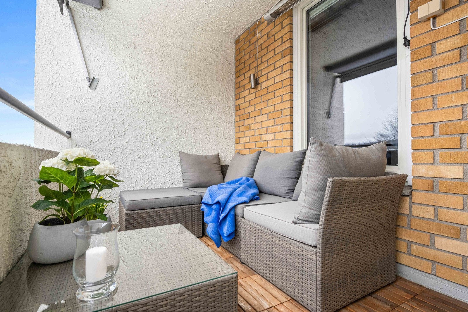 Uteplassen vender hovedsakelig mot vest og byr på svært gode solforhold fra ca kl 14 og frem til solnedgang sommerstid Galleribilde