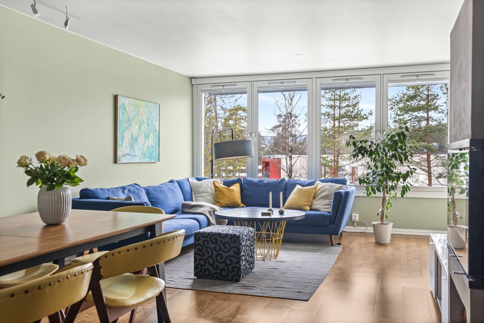 Boligen oppleves som meget innbydende med gjennomgående planløsning og gode lysforhold Galleribilde