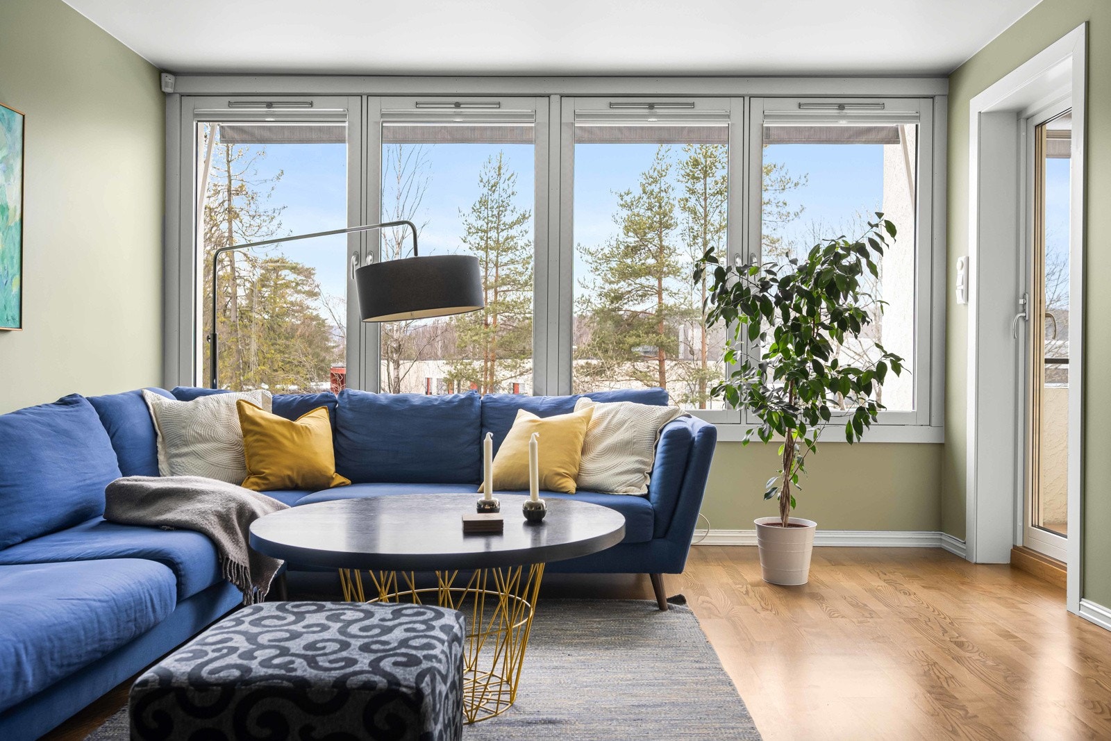 Leiligheten har et lyst og hyggelig oppholdsrom med store vindusflater og usjenert utsikt mot vest. Leiligheten har heller ingen innsyn Galleribilde