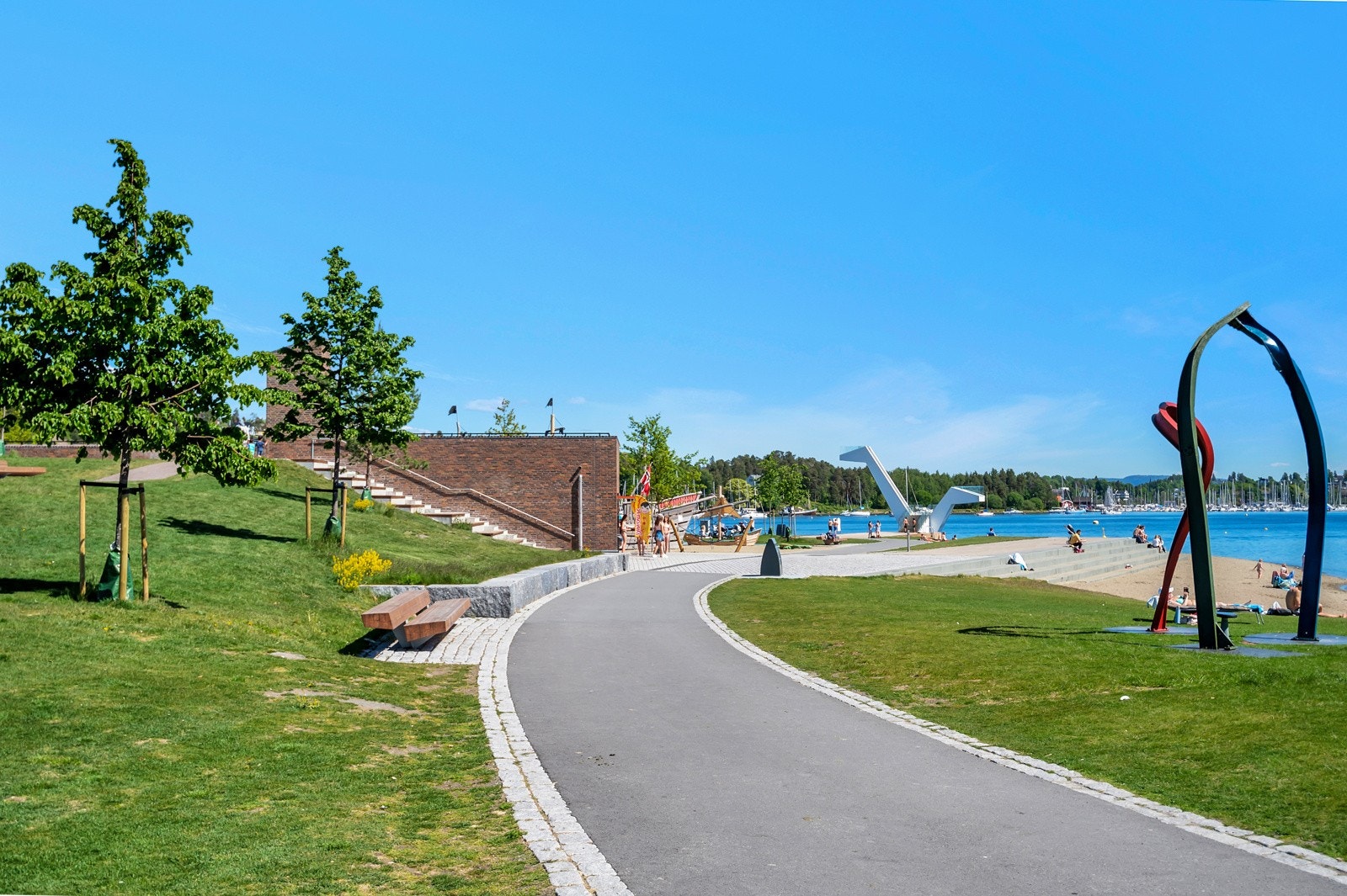 På den nye Sandvika fjordpark på Kadettangen er det både badestrand, park og aktivitetsanlegg Galleribilde