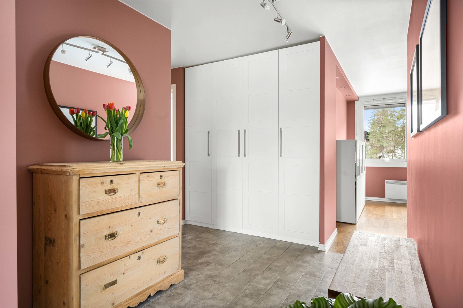 Her er det utstyrt med garderobeløsning og plass til å innrede med kommode, pult e.l. Galleribilde