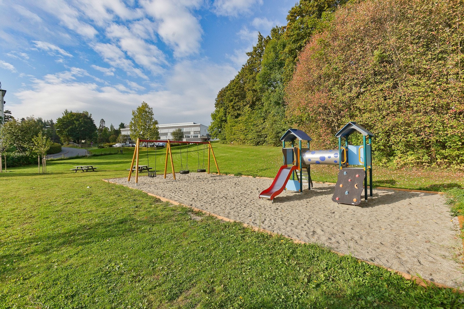 Felles lekeplass i nærmiljøet - et fint samlingspunkt for barna Galleribilde