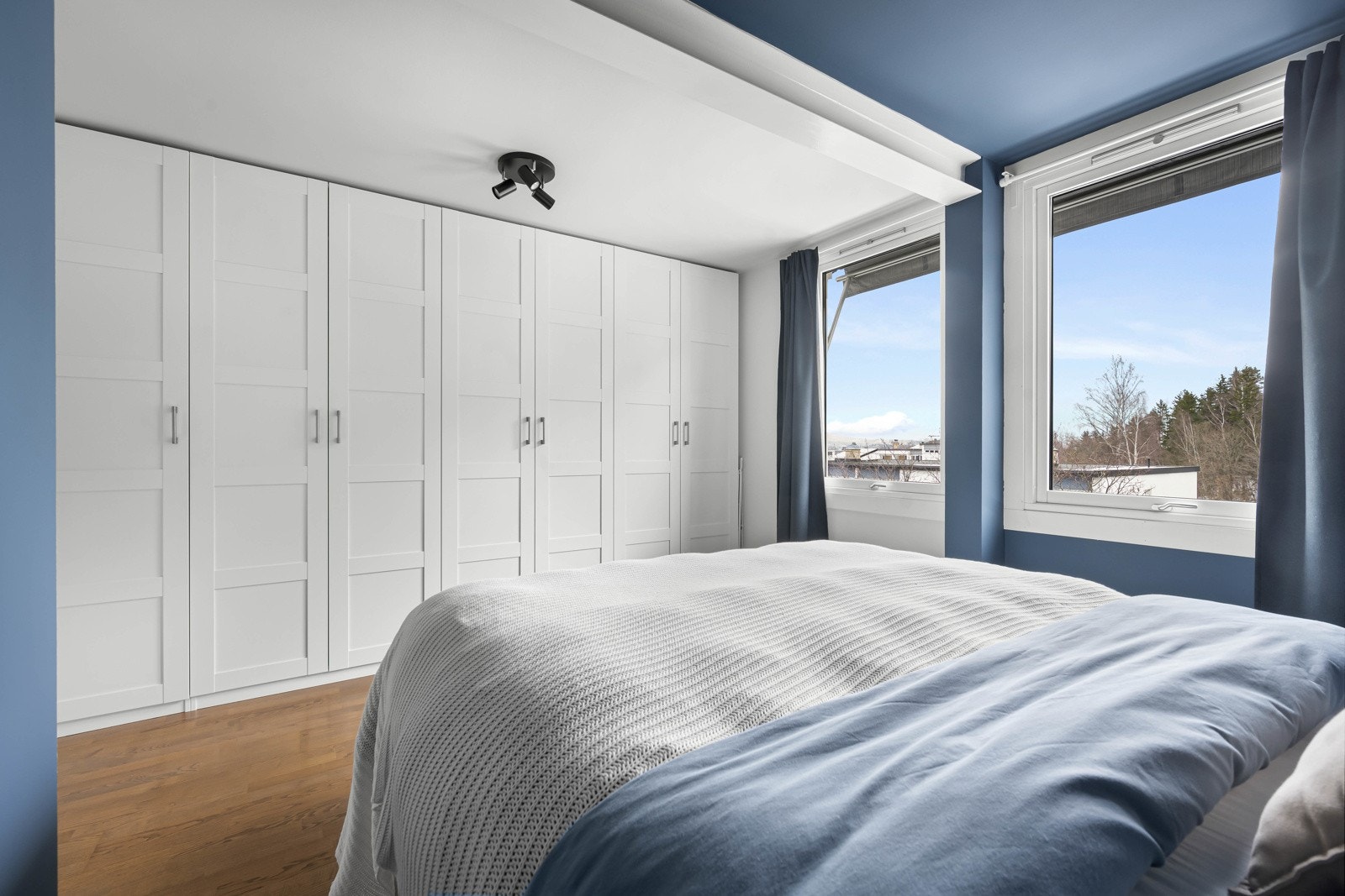 Hovedsoverommet har rikelig med skapplass! Galleribilde