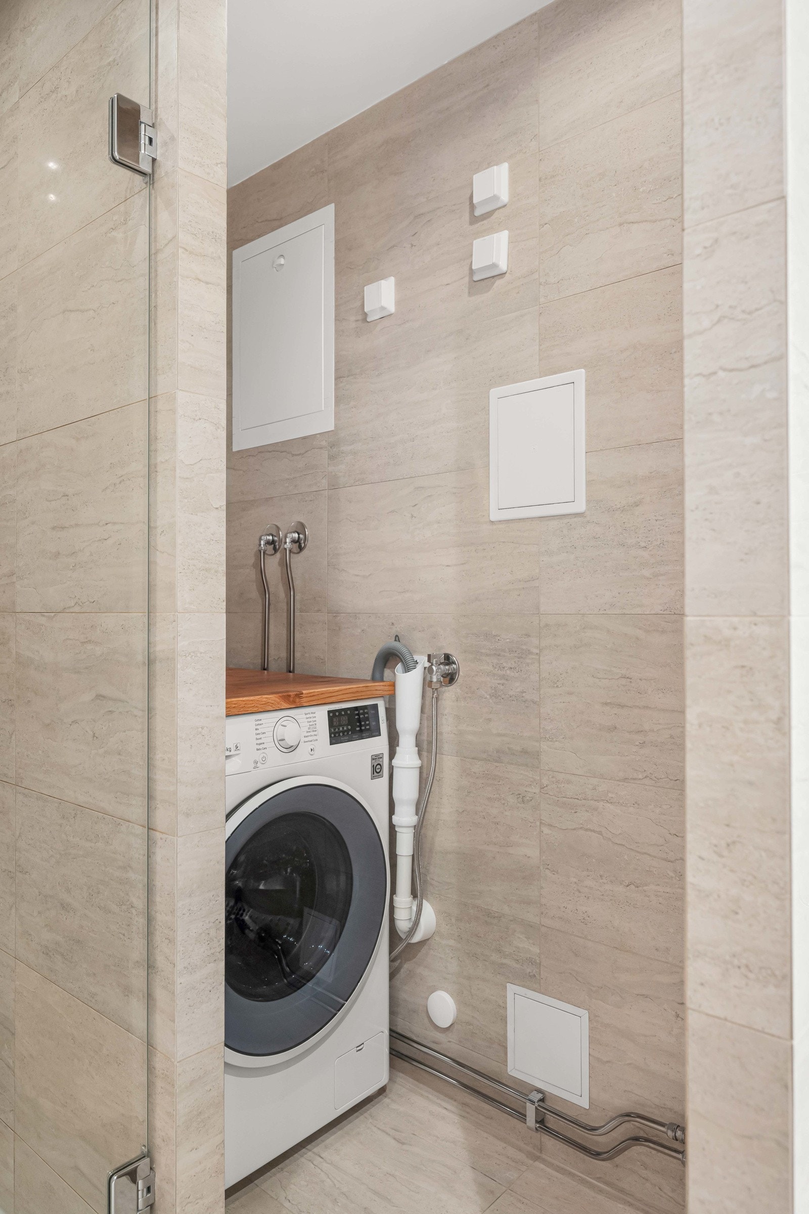 Det er opplegg for vaskemaskin i praktisk nisje Galleribilde